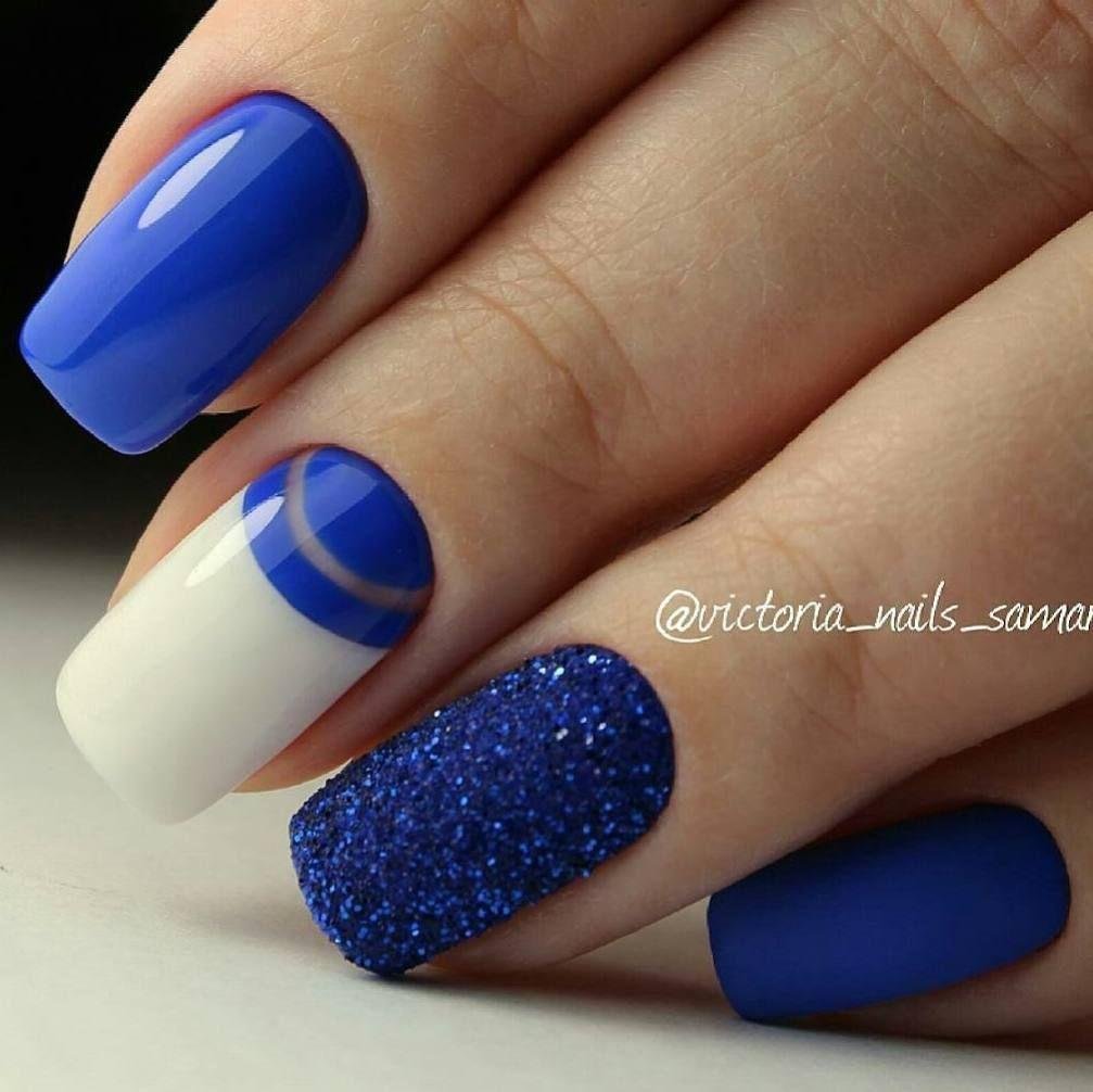 Дизайн ногтей синий короткие ногти. Синий маникюр. Синие ногти маникюр. Маникюр синий с белым. Маникюр синий разноцветный.