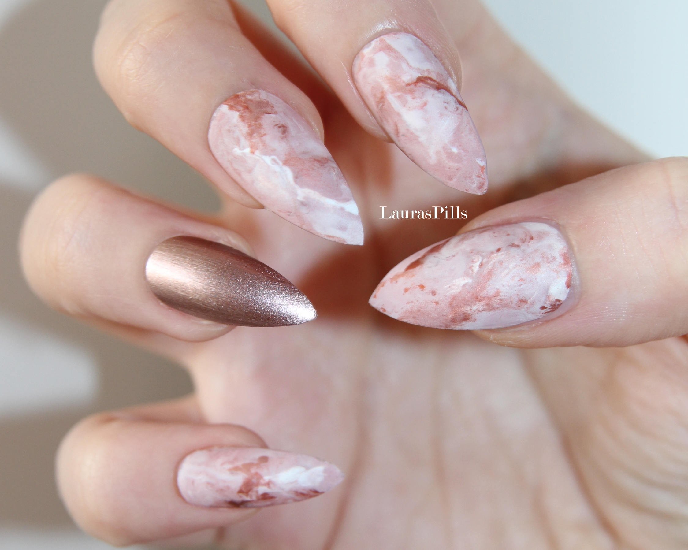 Розовый мрамор на ногтях (40 фото) .