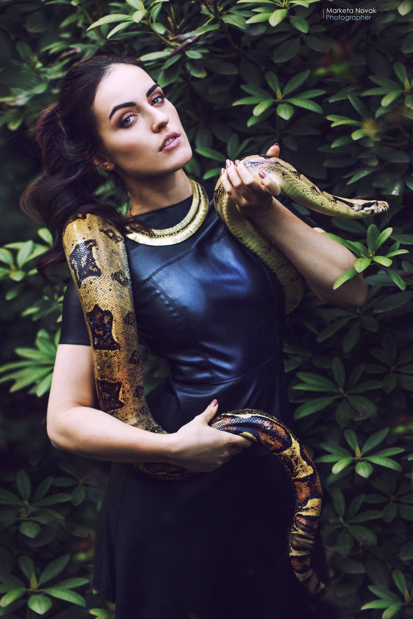 Змей с женой. Девушка змея. Фотосессия со змеями.