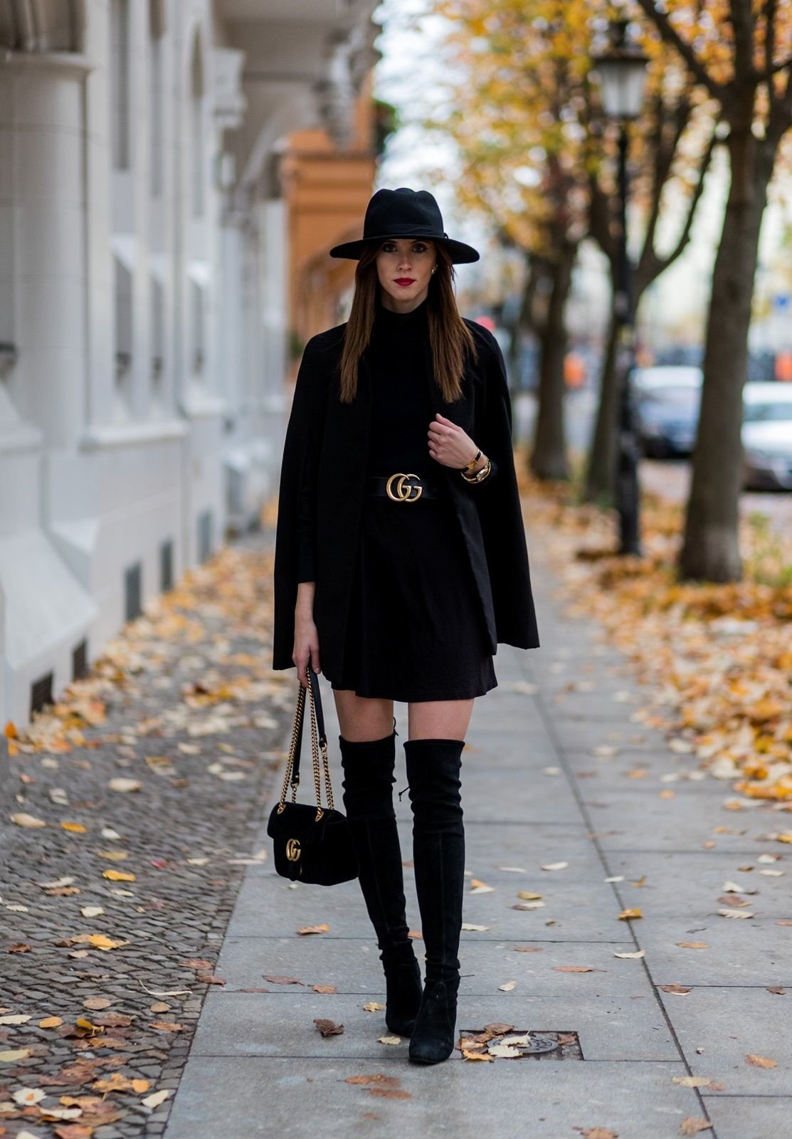 Девушка в черном пальто и сапогах
