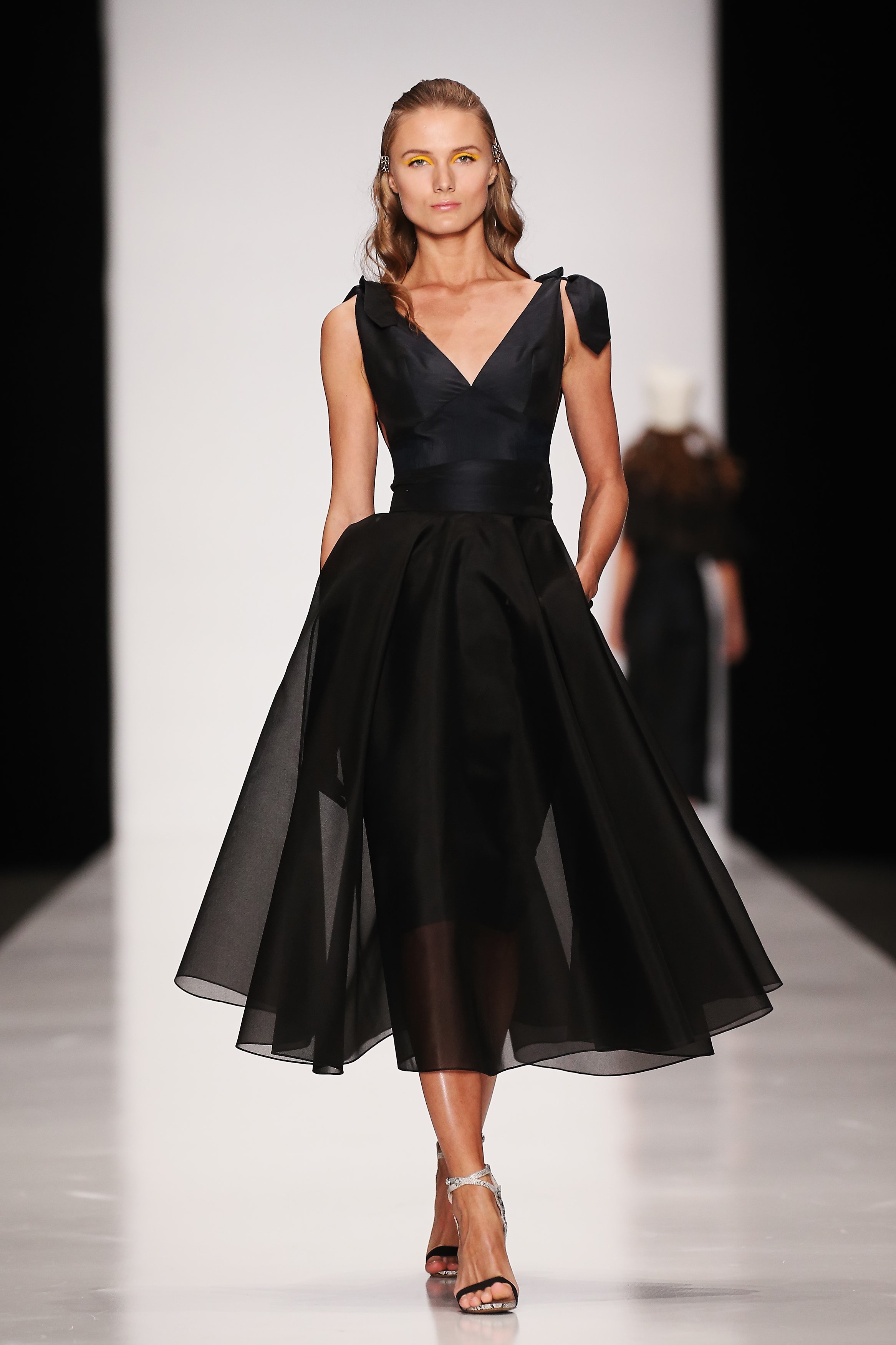 Черный подиум. Сарафан Кристиан диор. Дизайнерские платья. Вечерние платья от дизайнеров. Черное платье дизайнерское.