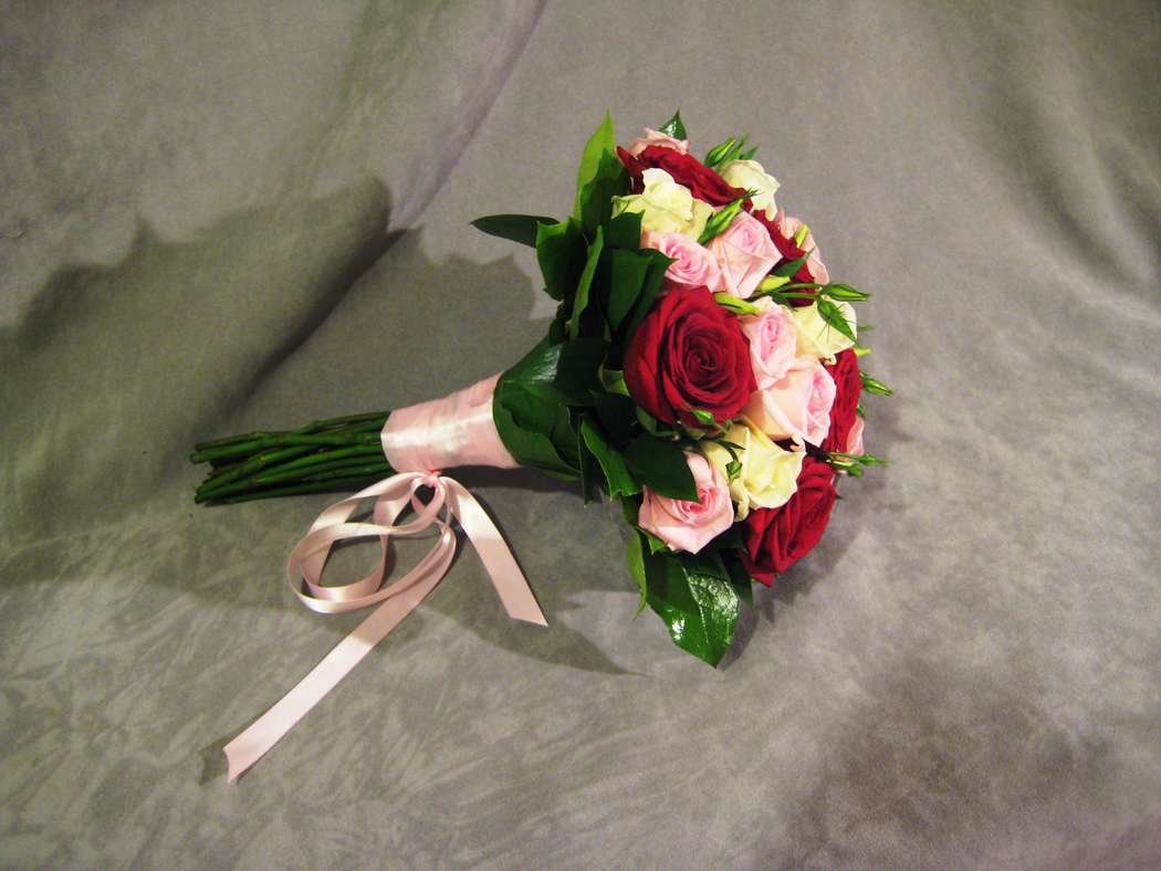 Сколько метров ленты нужно для букета роз. Розы перевязанные атласной лентой. Букеты Свадебные перевязанные лентой. Букет роз перевязанный ленточкой. Букет роз перевязанный атласной лентой.