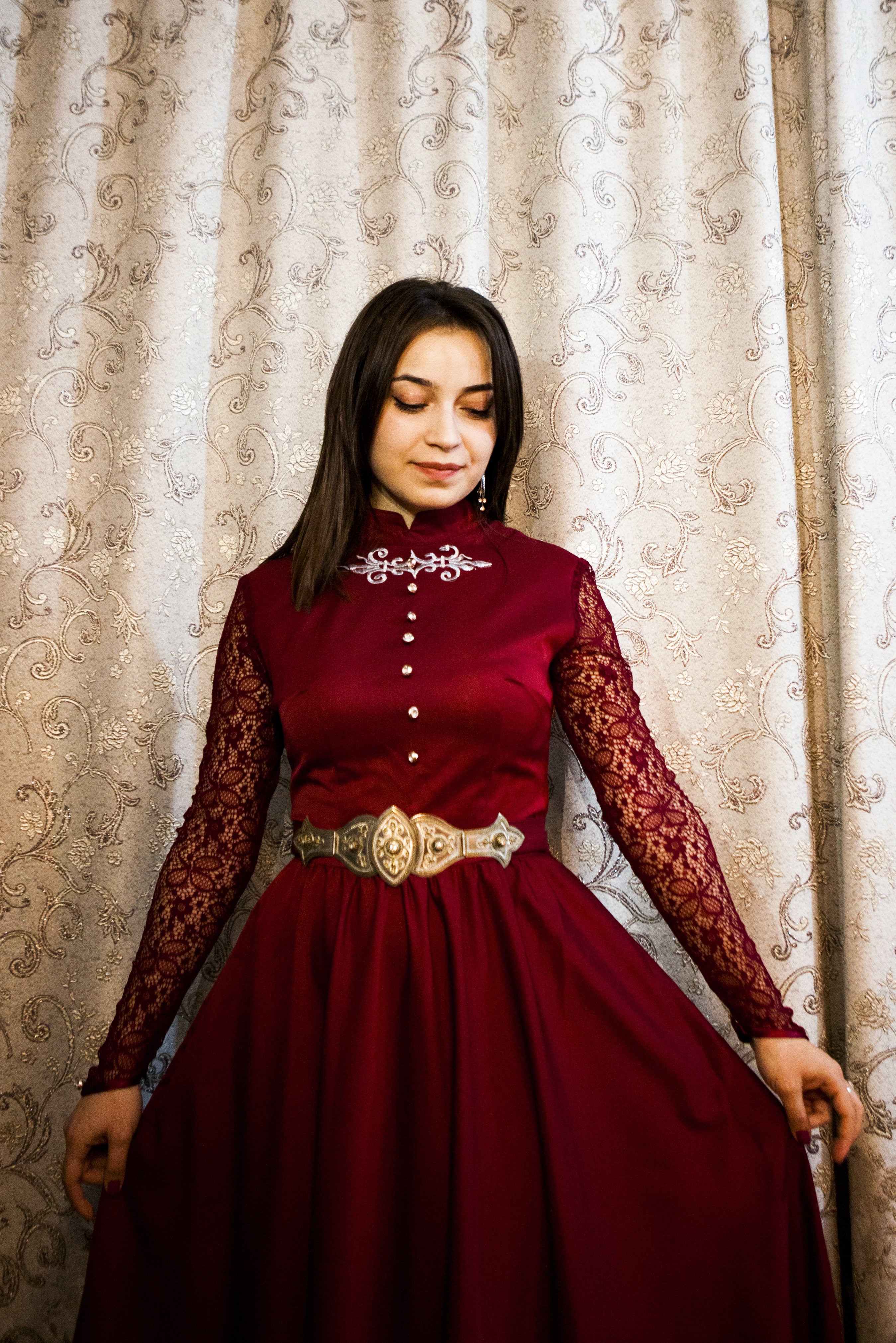 Черкесск инстаграм. Иман Бесолова. Национальные платья ингушки красное. Платье в дагестанском стиле.