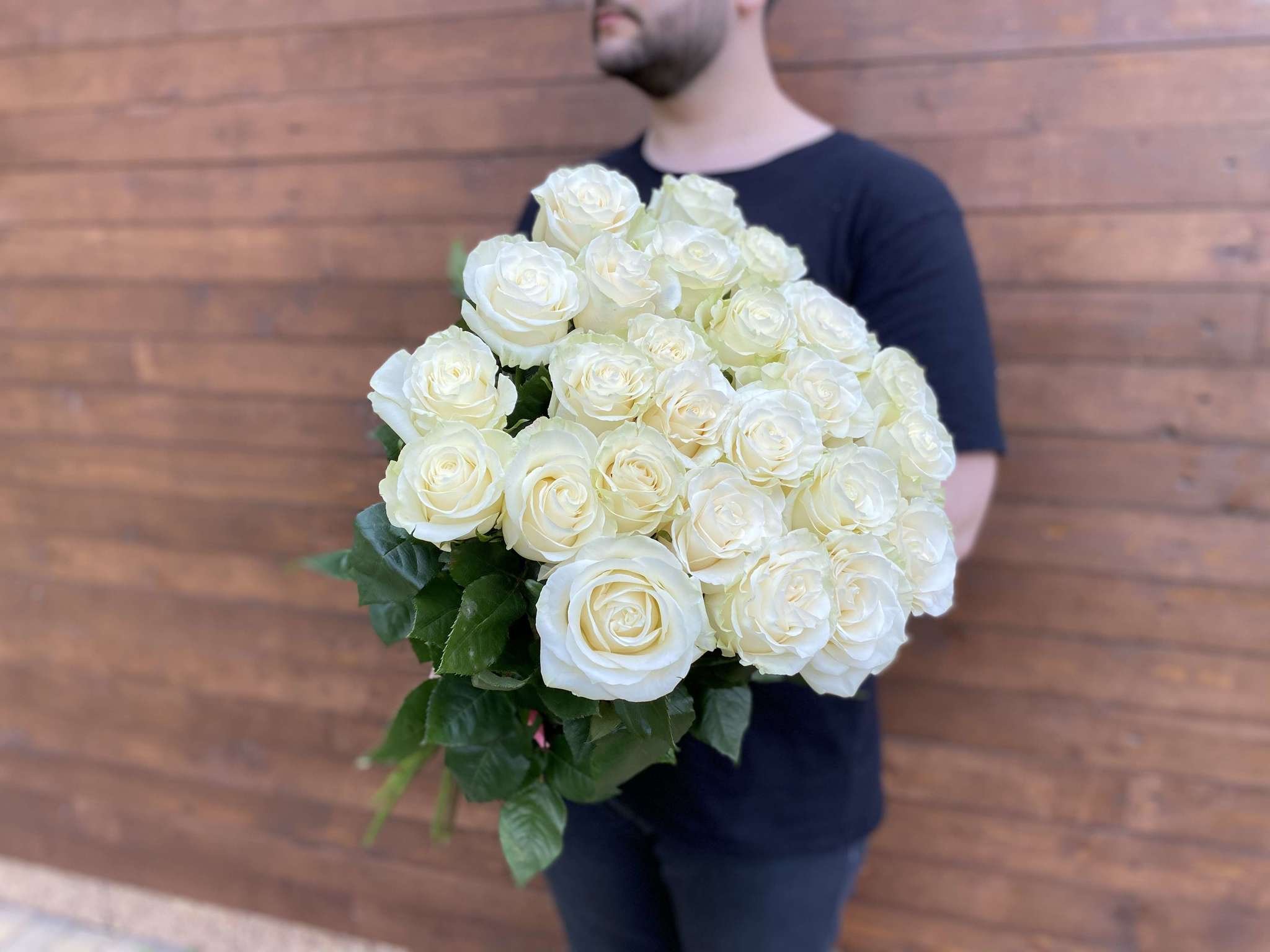 Белые розы в руках. Эквадорские белые розы. Букет "Эквадорские белые розы". Букет для мужчины. Мужчина с белыми розами.