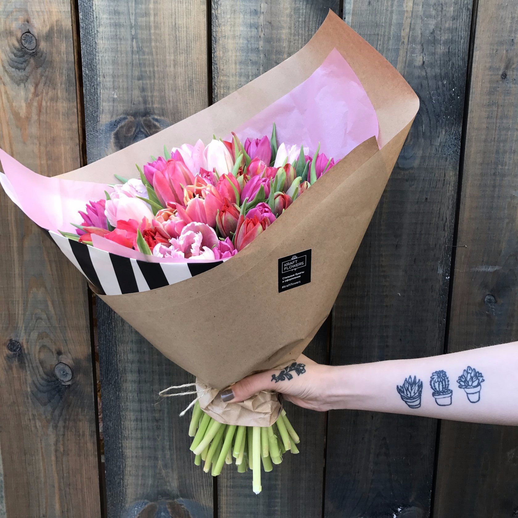 Упаковать тюльпаны в крафт бумагу пошагово. Бумага для букетов. Упаковка для цветов. Красивая упаковка букета. Упаковка цветов в бумагу.