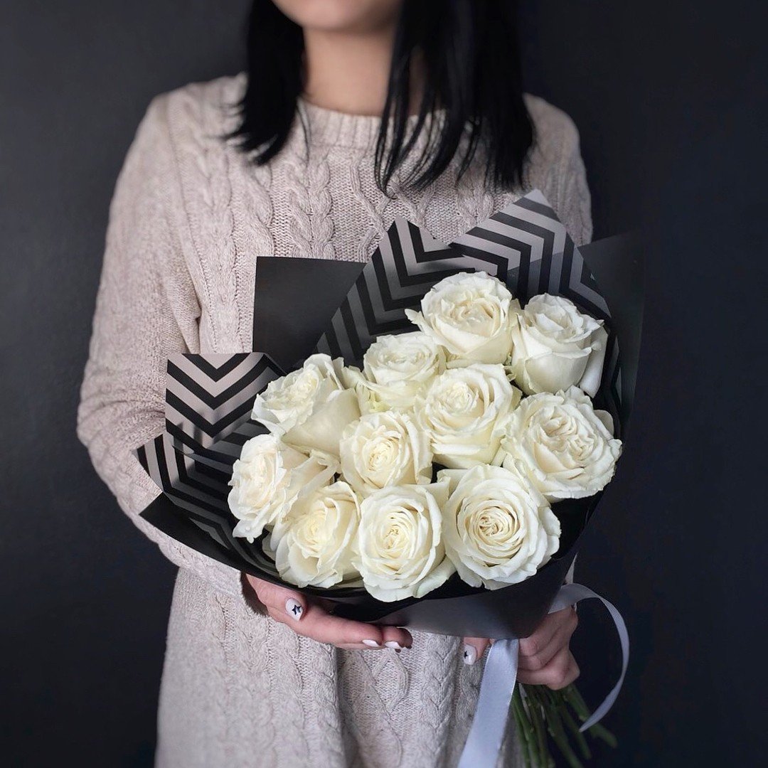 Белые розы в руках. Букет 11 белых роз. Девушка с белыми розами. Брюнетка с белыми розами.