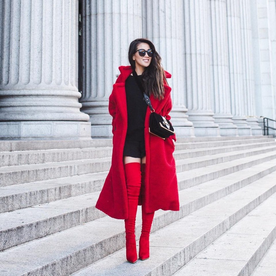Красное платье с пальто