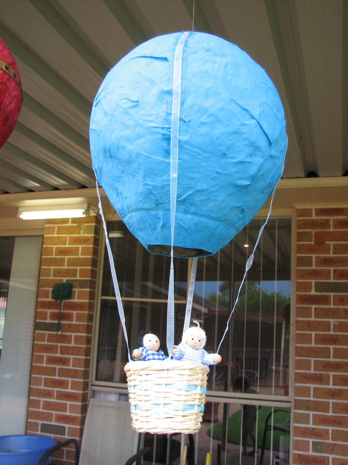 Как сделать шар с корзиной своими руками. Воздушный шар с корзиной. Декоративный воздушный шар. Поделки из воздушного шара. Воздушный шар поделка.