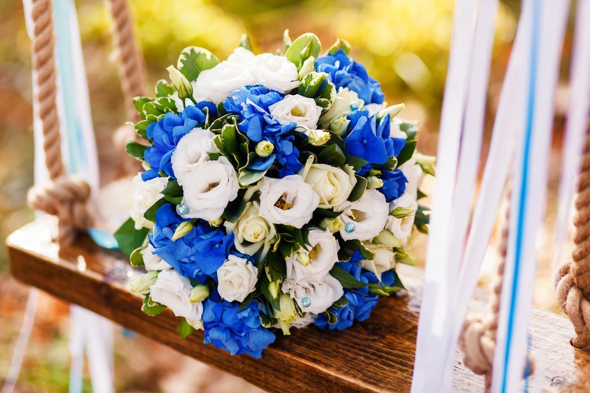 Букет в синем цвете. Букет невесты "синий Ирис". Букет невесты синий с белым. Букет невесты в бело синих тонах. Букет невесты в голубых тонах.