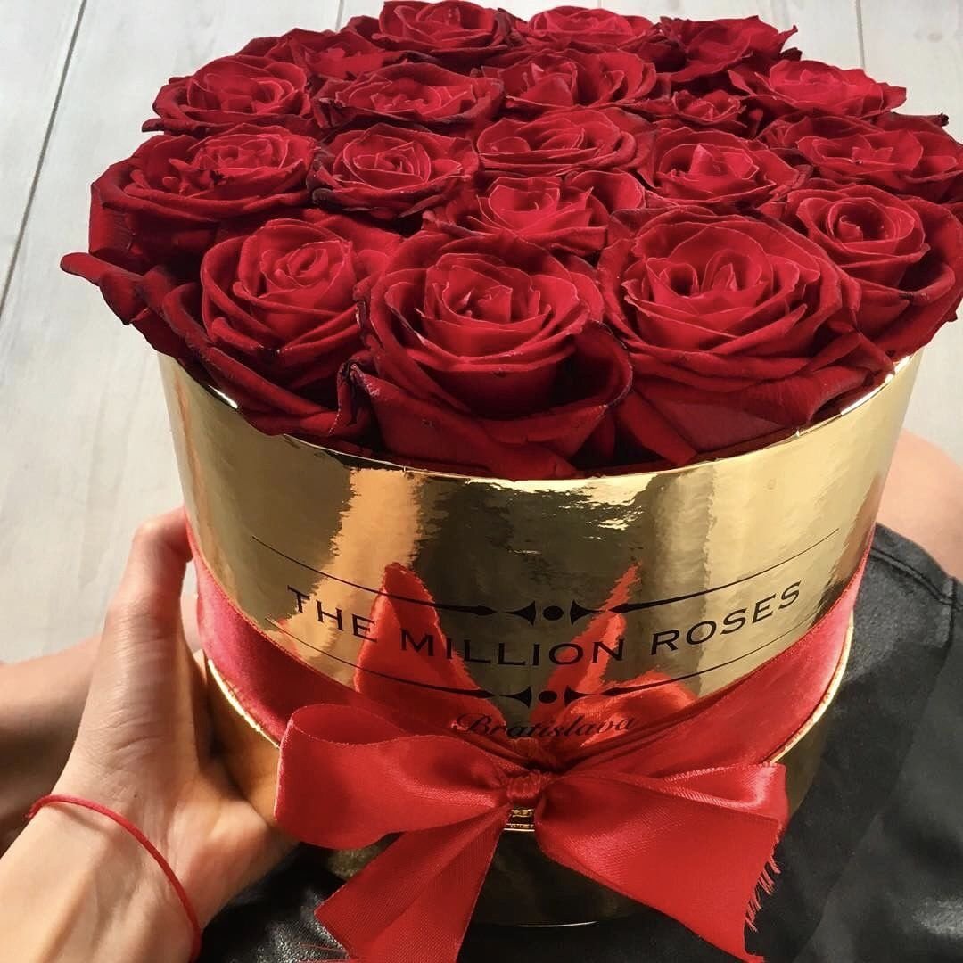 Luxury rose. Букеты красных роз в коробках. Шляпная коробка с красными розами. Коробка с красными розами. Подарок с цветами.