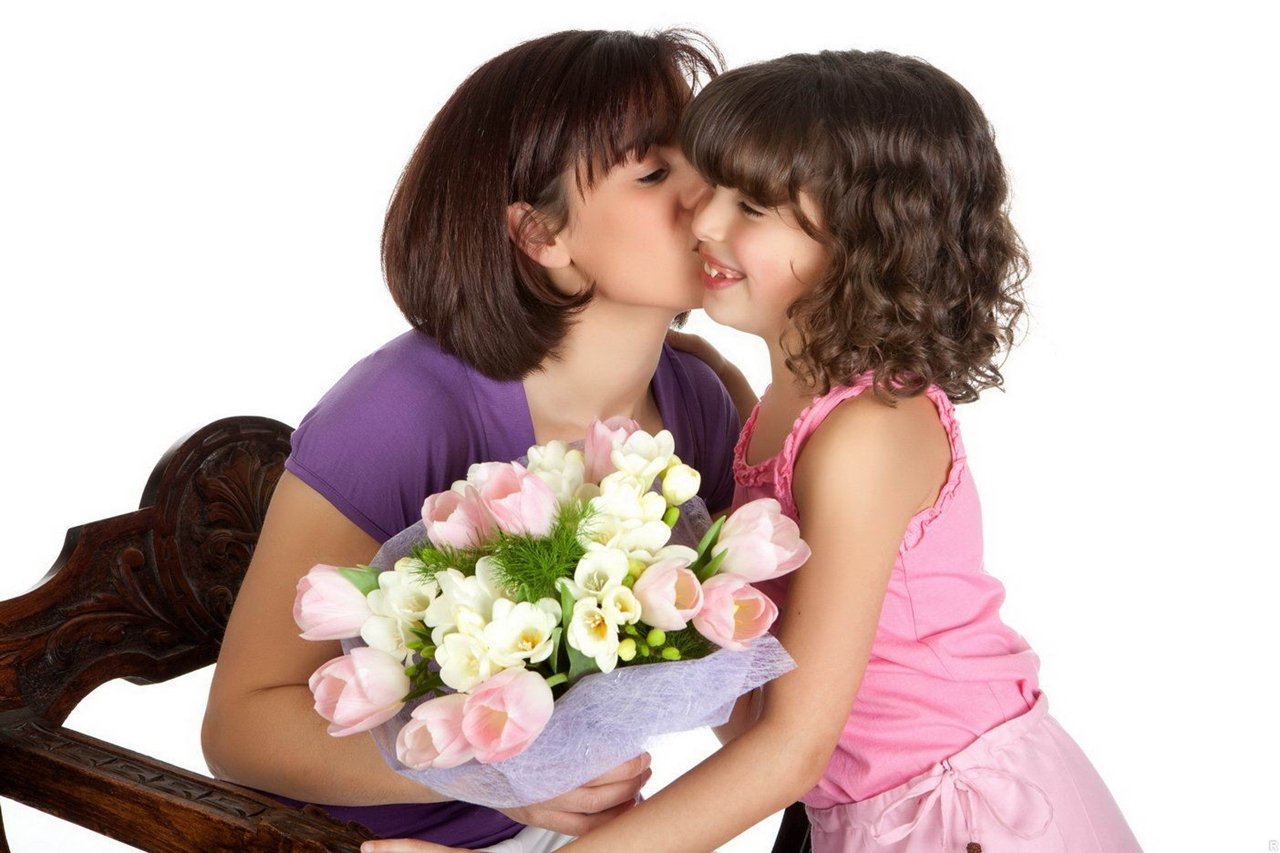 Видео маме цветы. День матери фото. С днем мамы. Цветы маме на день матери. Маме дарят цветы.
