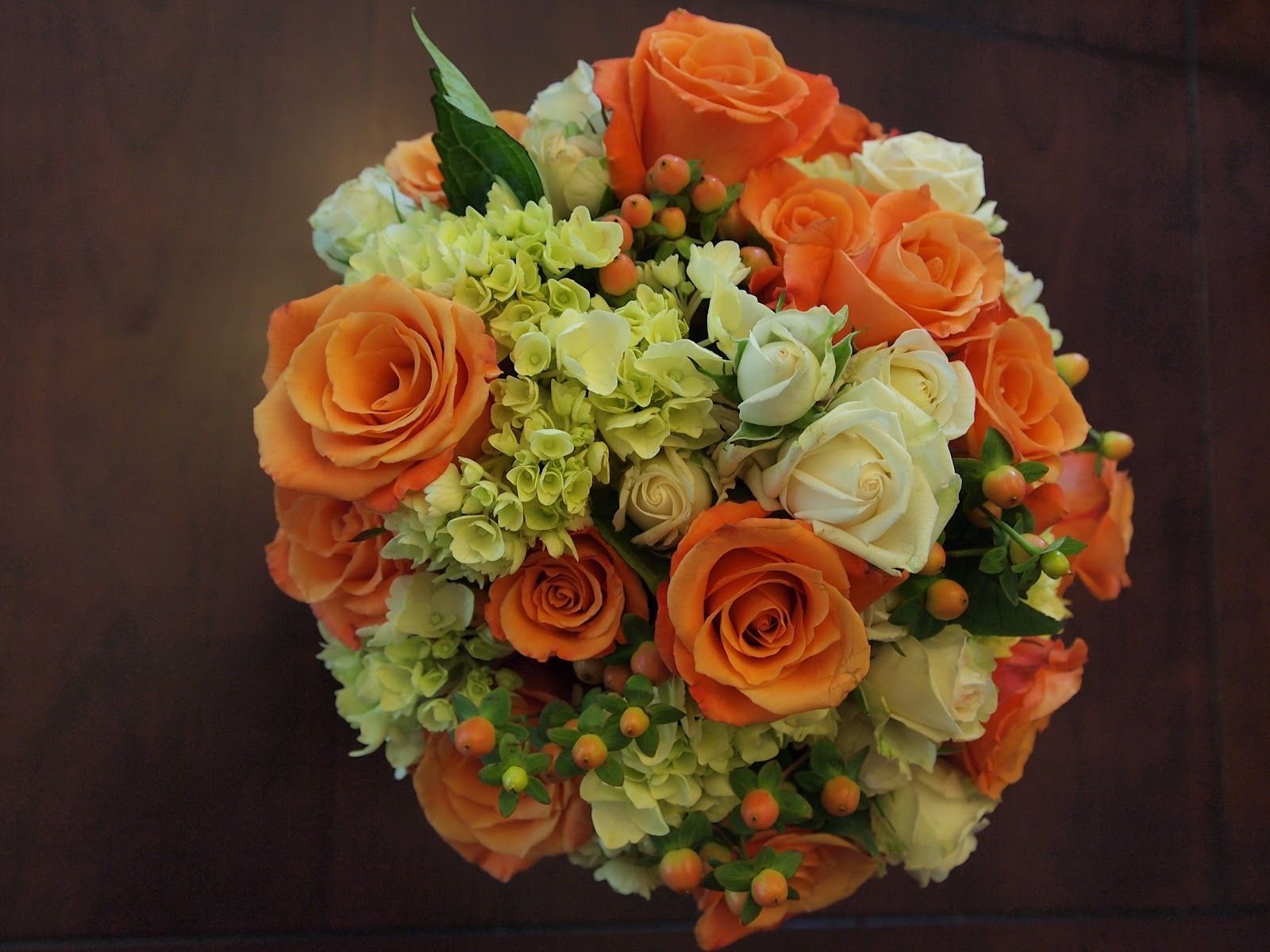 Оранжевые розы в вазе. Свадебный букет оранжзелёный. Букет невесты "оранжевый микс". Гиперикум оранжевый.