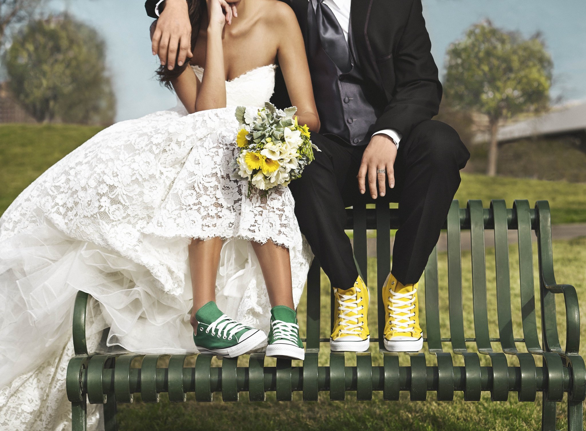 Потрачено свадьба. Свадебный наряд с кедами. Свадебное платье с кроссовками. Невеста в кроссовках. Стильная свадьба.