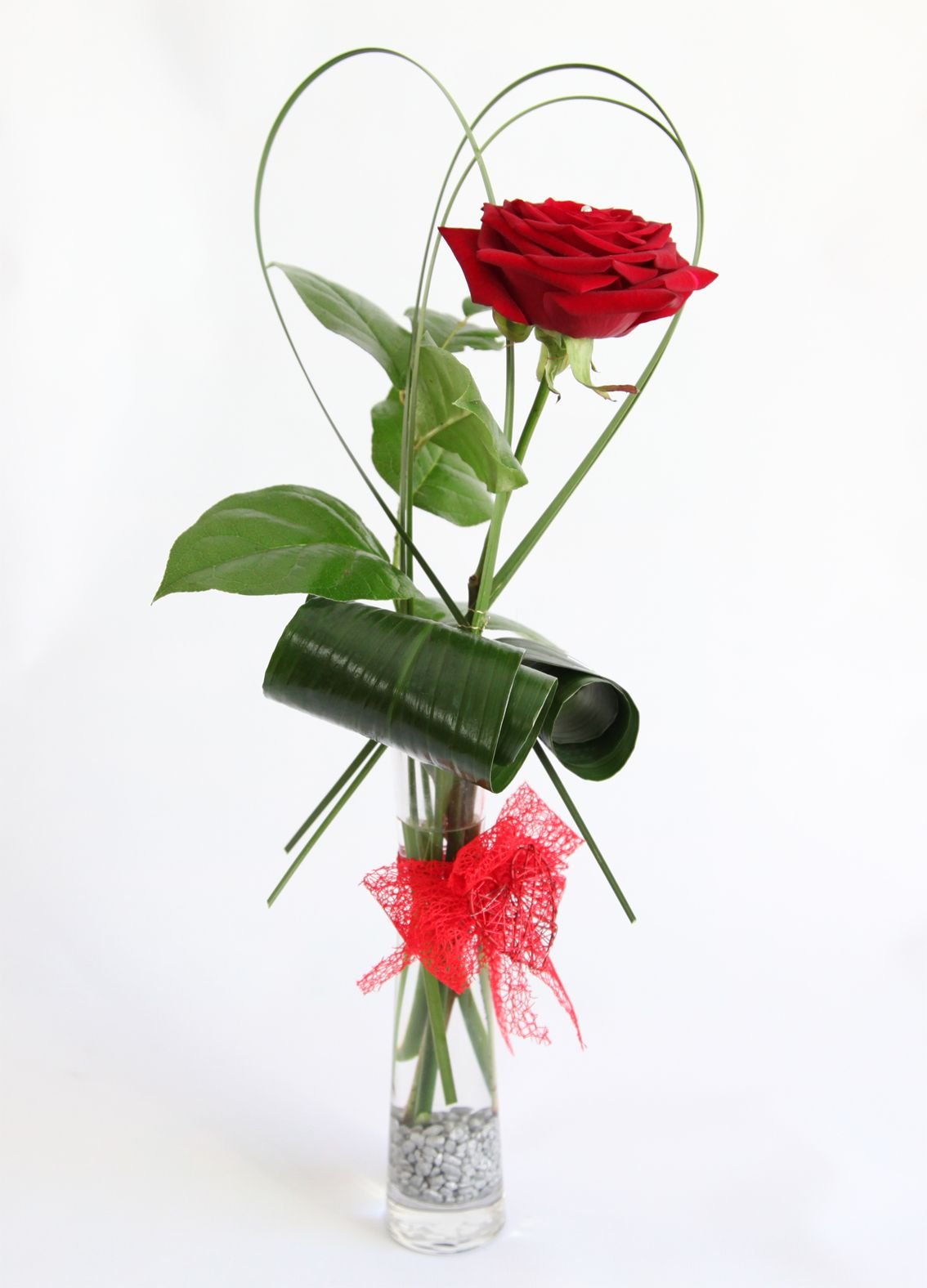 Можно дарить 1 тюльпан. Скромный букет цветов. Композиция из одного цветка. Композиция с одной розой. Оригинальные букеты из роз.