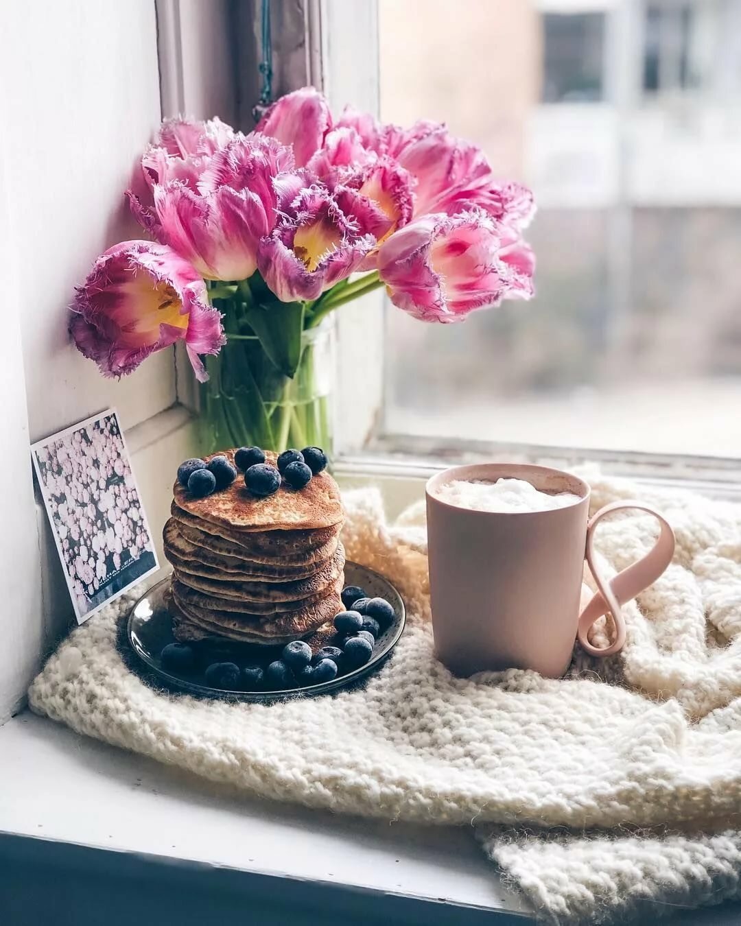 Стильные картинки с добрым утром красивые новые. Кофе и цветы. Завтрак с цветами. Утро цветы. Красивый завтрак с цветами.