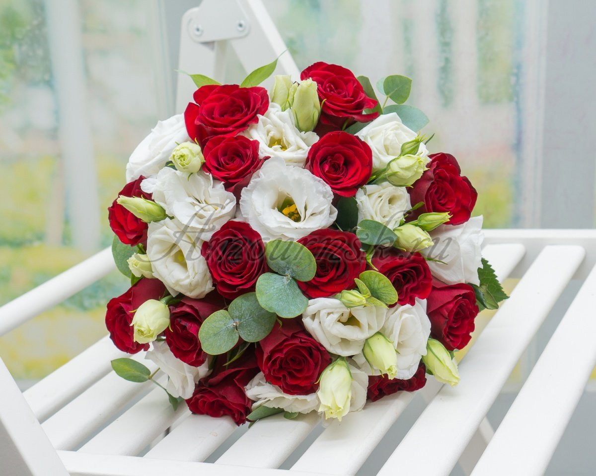 Свадебный букет красная роза белая эустома