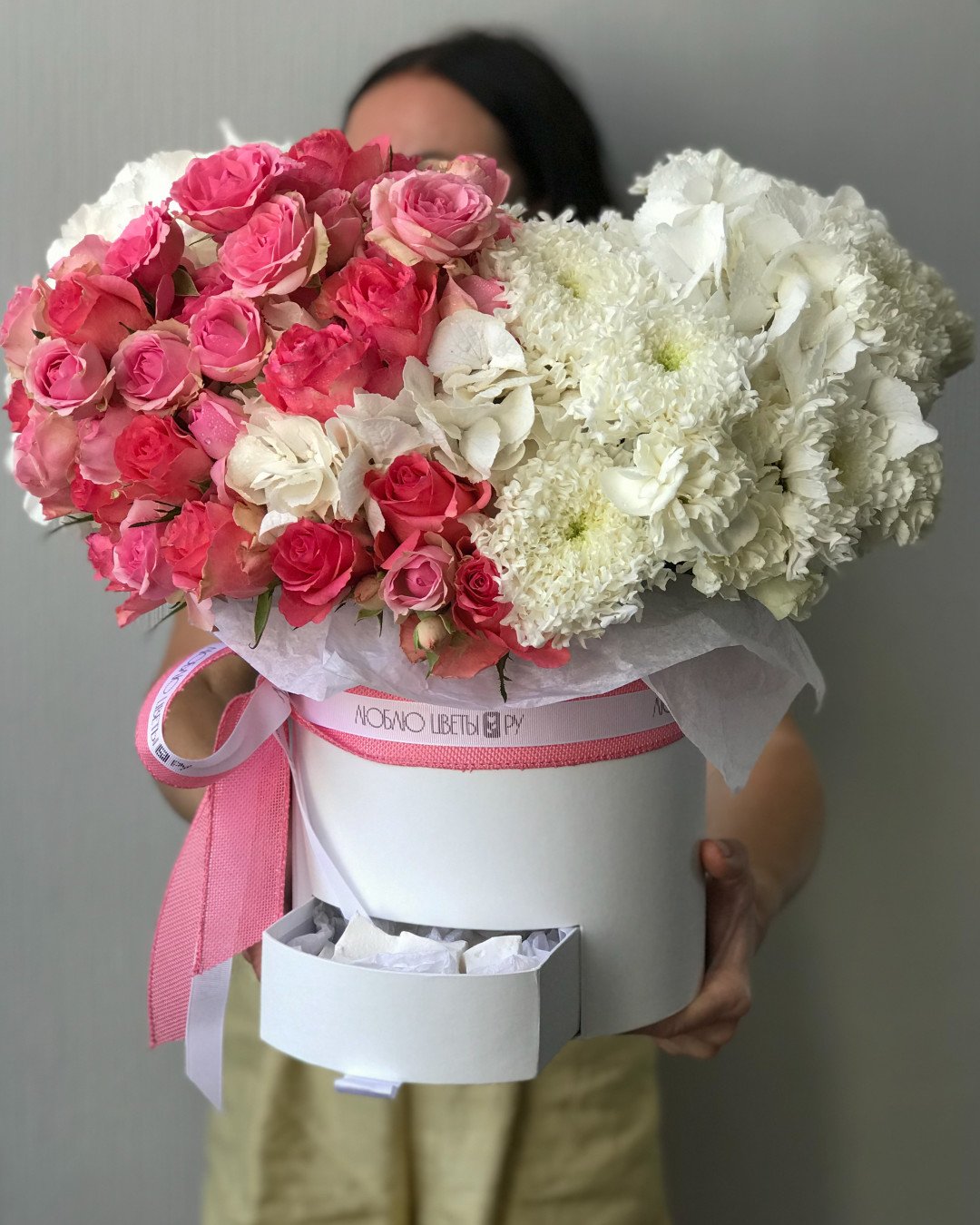 Какие цветы дарить на 1. Букет "женщине". Букет цветов для девушки. Букет цветов «день рождение». Букетик для девушки.
