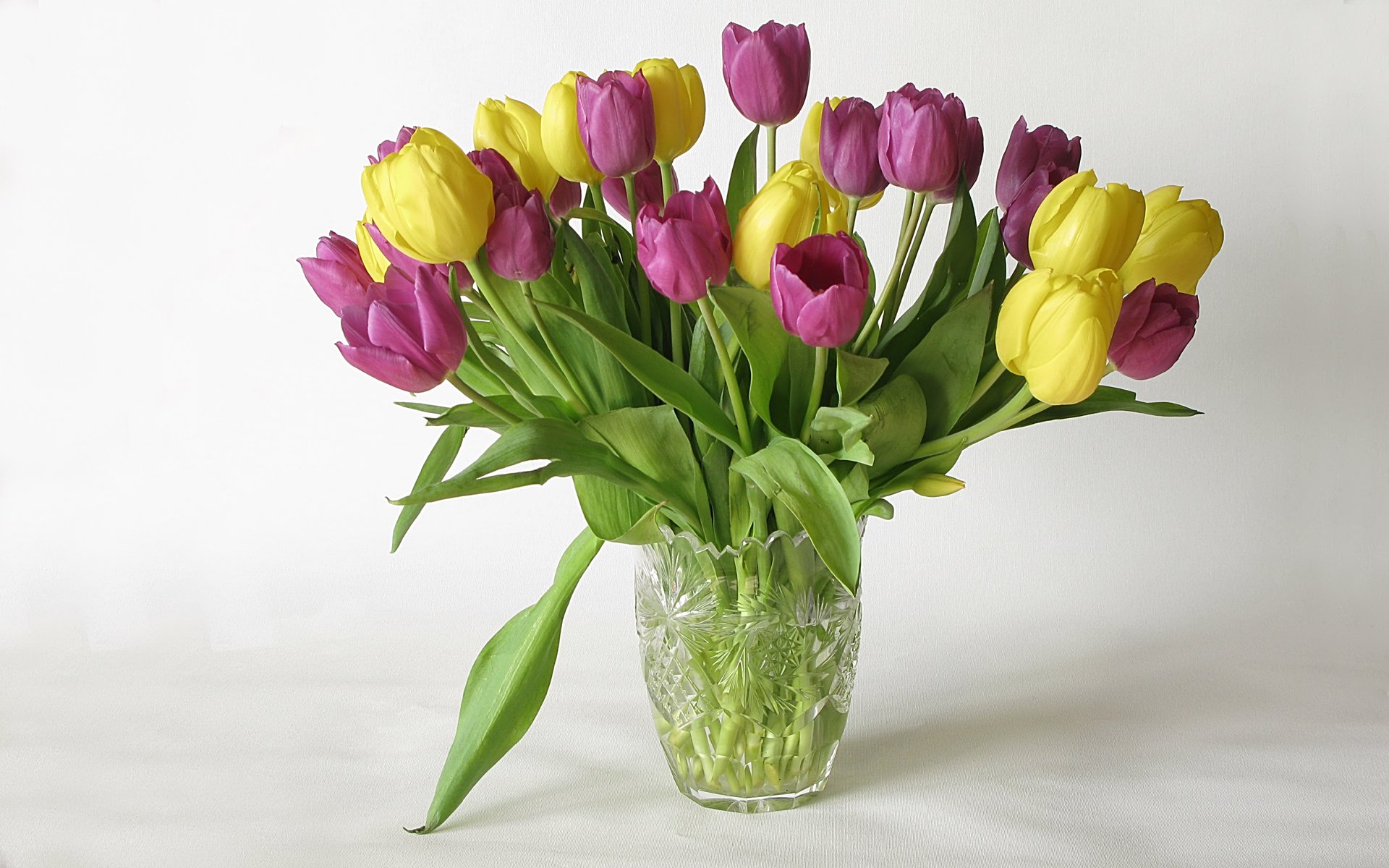 Фото тюльпаны в вазе на столе. Тюльпаны в вазе. Красивые тюльпаны в вазе. Букет тюльпанов в вазе. Красивый букет тюльпанов в вазе.
