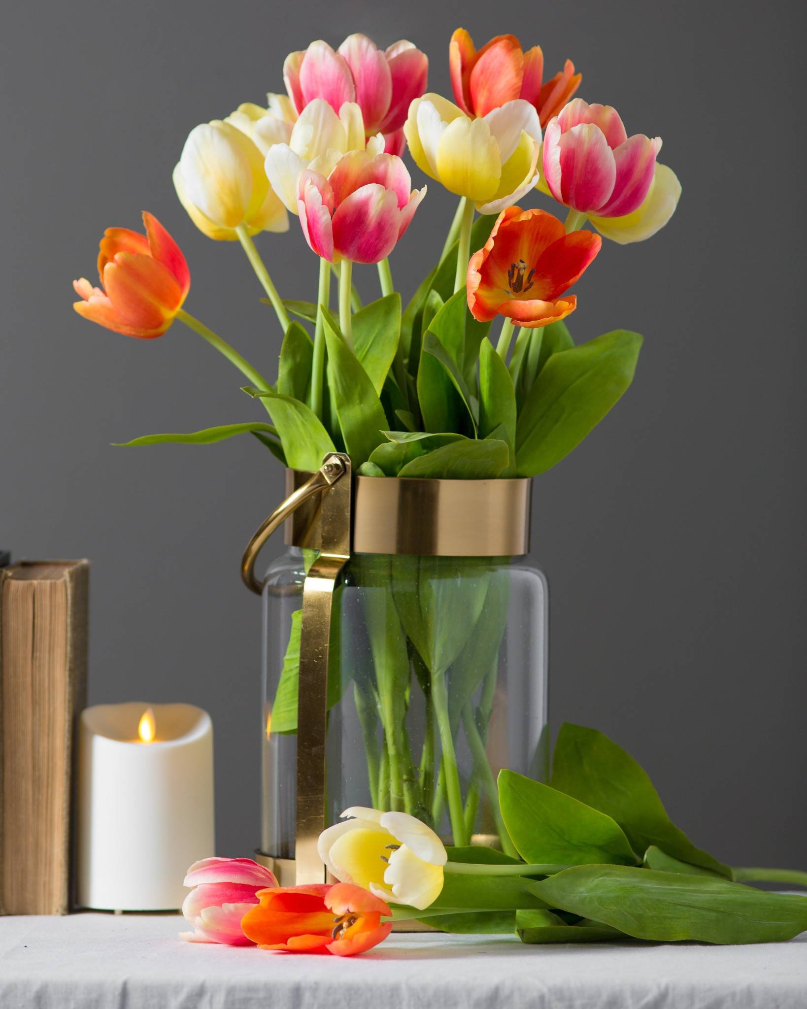 Фото тюльпаны в вазе на столе. Тюльпаны в вазе. Тюльпаны в стеклянной вазе. Дульбаны в ваззе. Тюльпаны в вазах.