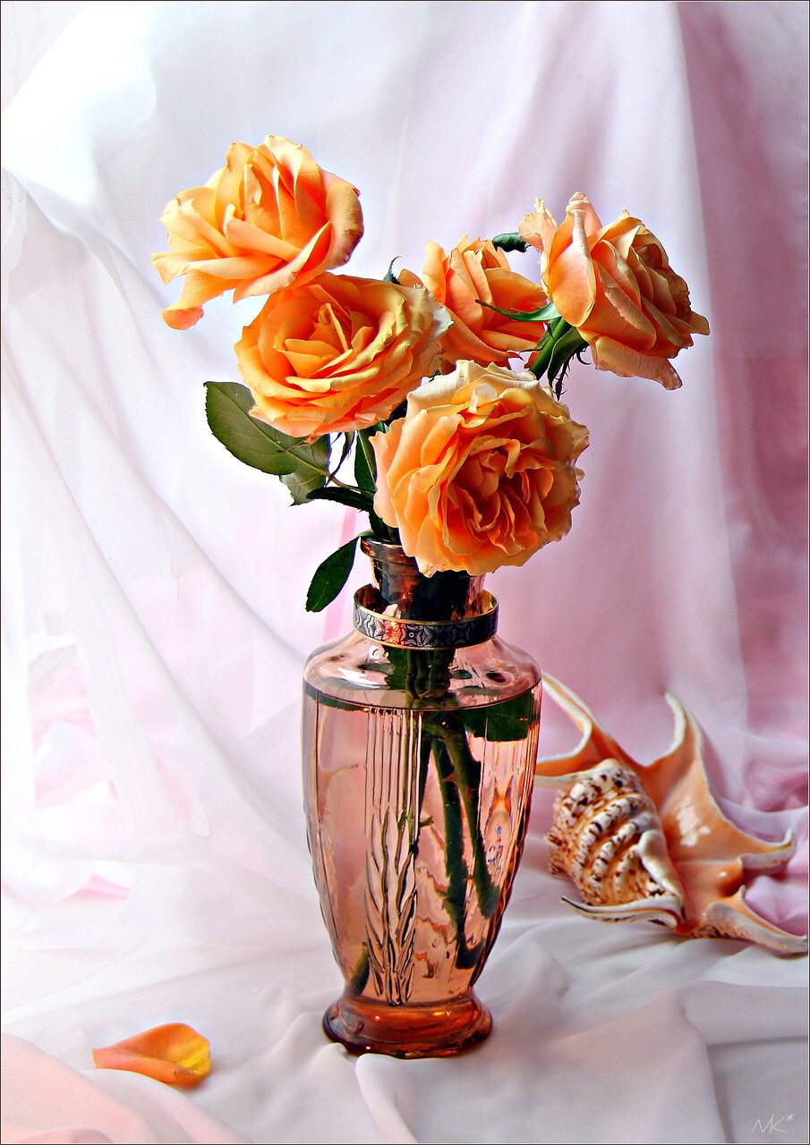 Оранжевые розы в вазе. Розы в вазе. Букеты в вазах. Красивый букет в вазе. Шикарные цветы в вазе.