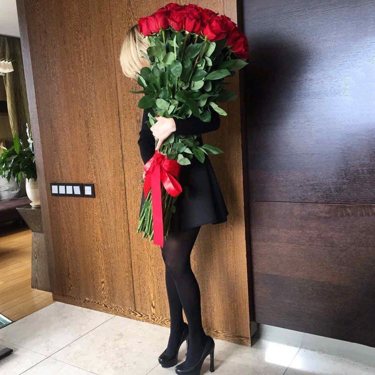 Красные розы длинные. Эквадор красные метровые розы 19 штук. Длинные розы. Гигантские розы. Букет длинных роз.