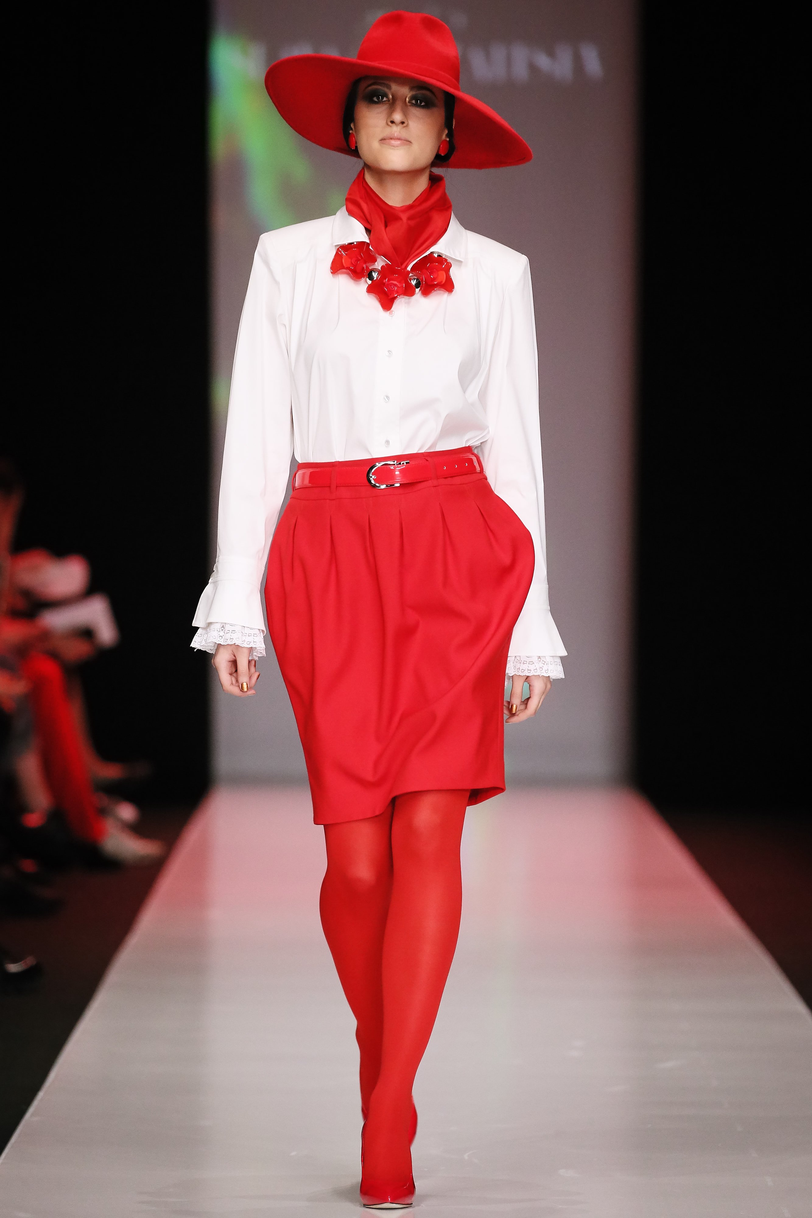 Красный подиум. Slava Zaitsev Red. Красно белая одежда. Образ в Красном. Красно белый образ.