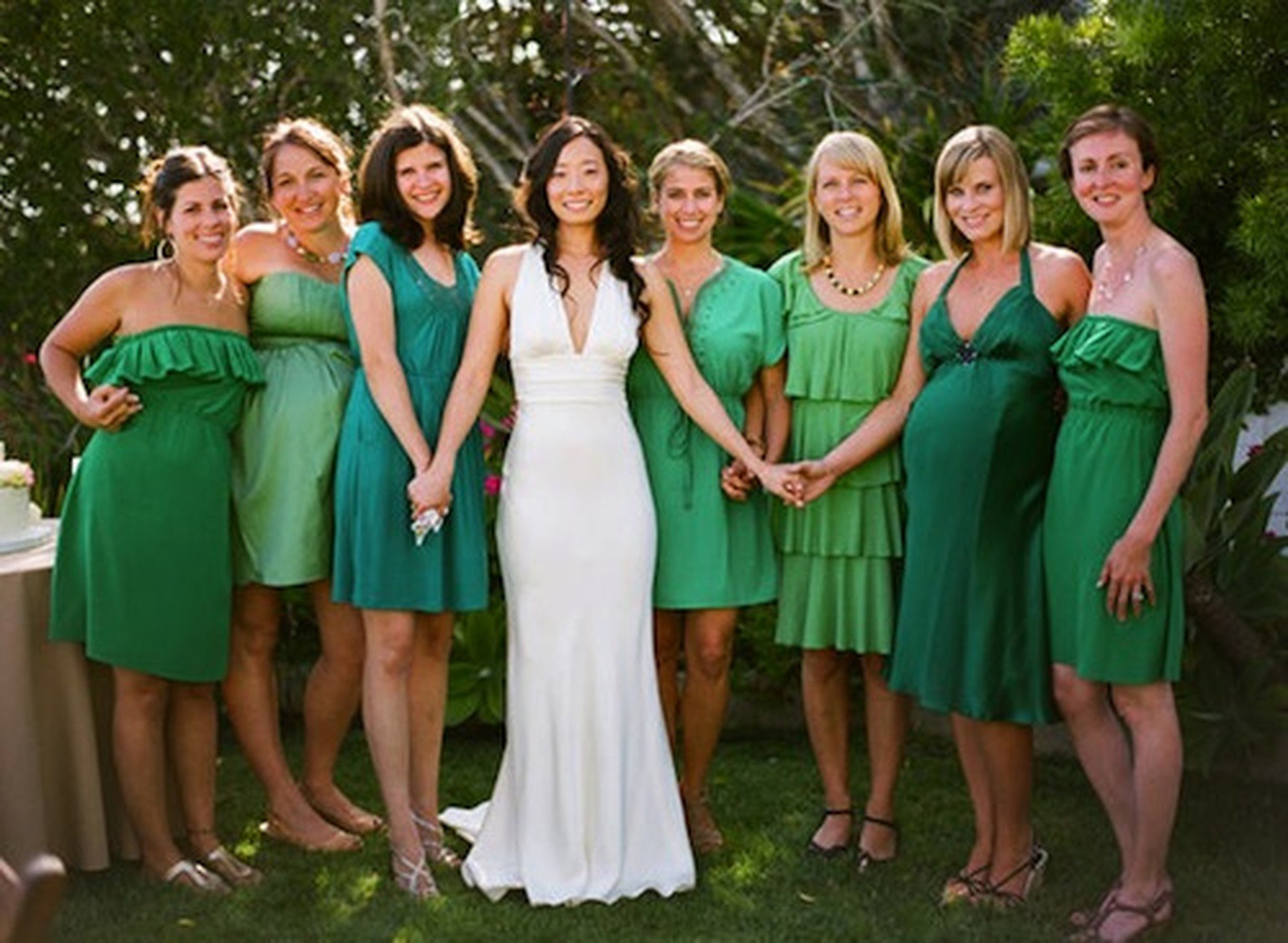 Стильные гости на свадьбе. Изумрудные платья подружек невесты. Платье на свадьбу для гостей. Подружки невесты в зеленых платьях. Платье на свадьбу к подруге.
