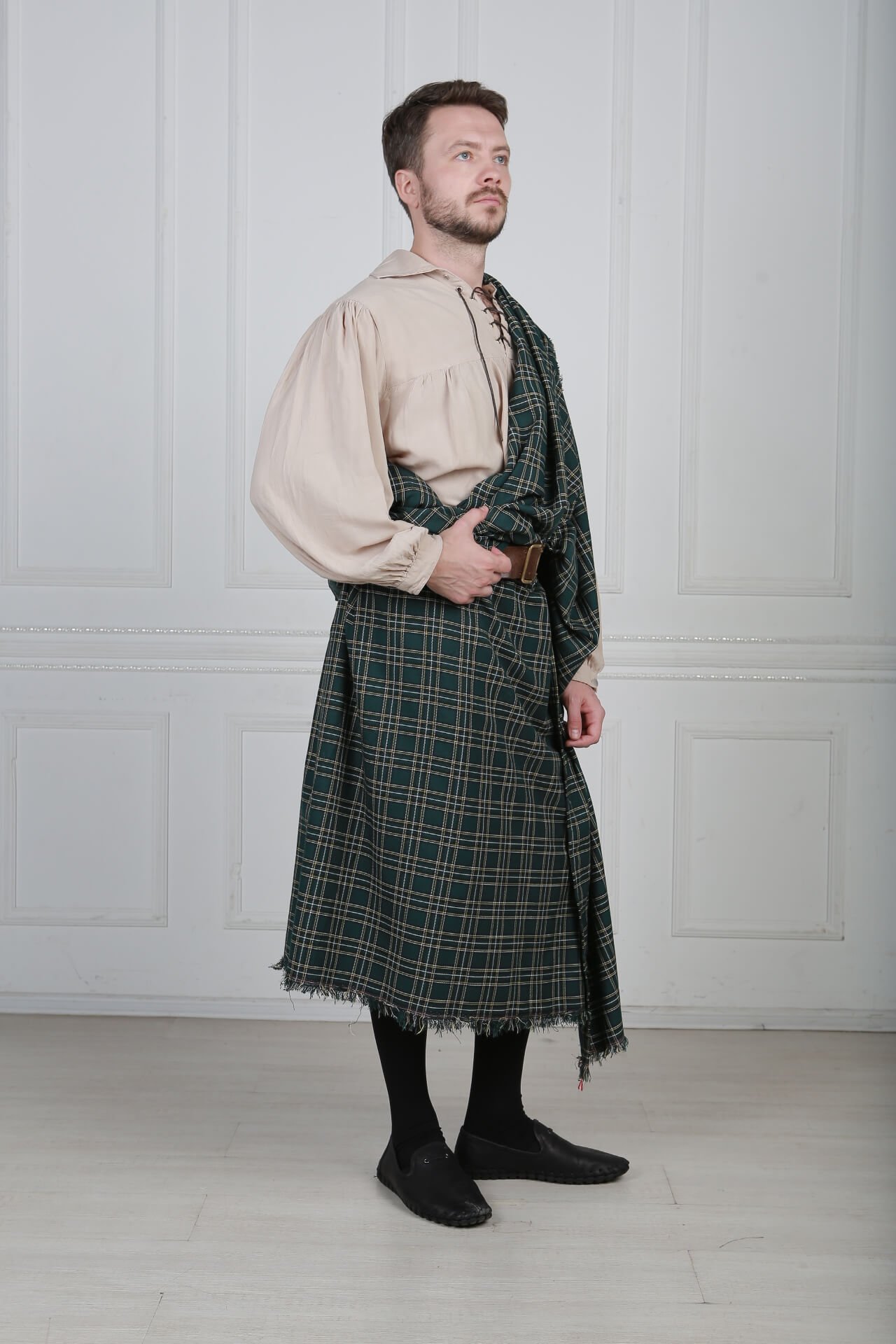 Irish national. Шотландский килт 17 век. Тартан Шотландия национальный костюм. Национальный костюм Ирландии мужской килт. Шотландия Национальная одежда мужчин килт.