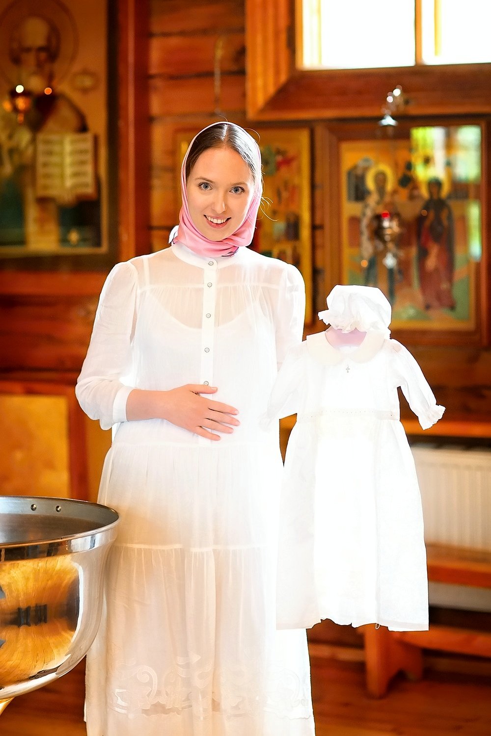 Маму одевают белый наряд. Платья для крестной на крещения ребенка в церкви. Наряд для крестной мамы на крестины ребёнка. Платье на крестины для крестной 2022. Платье на крещение для мамы.