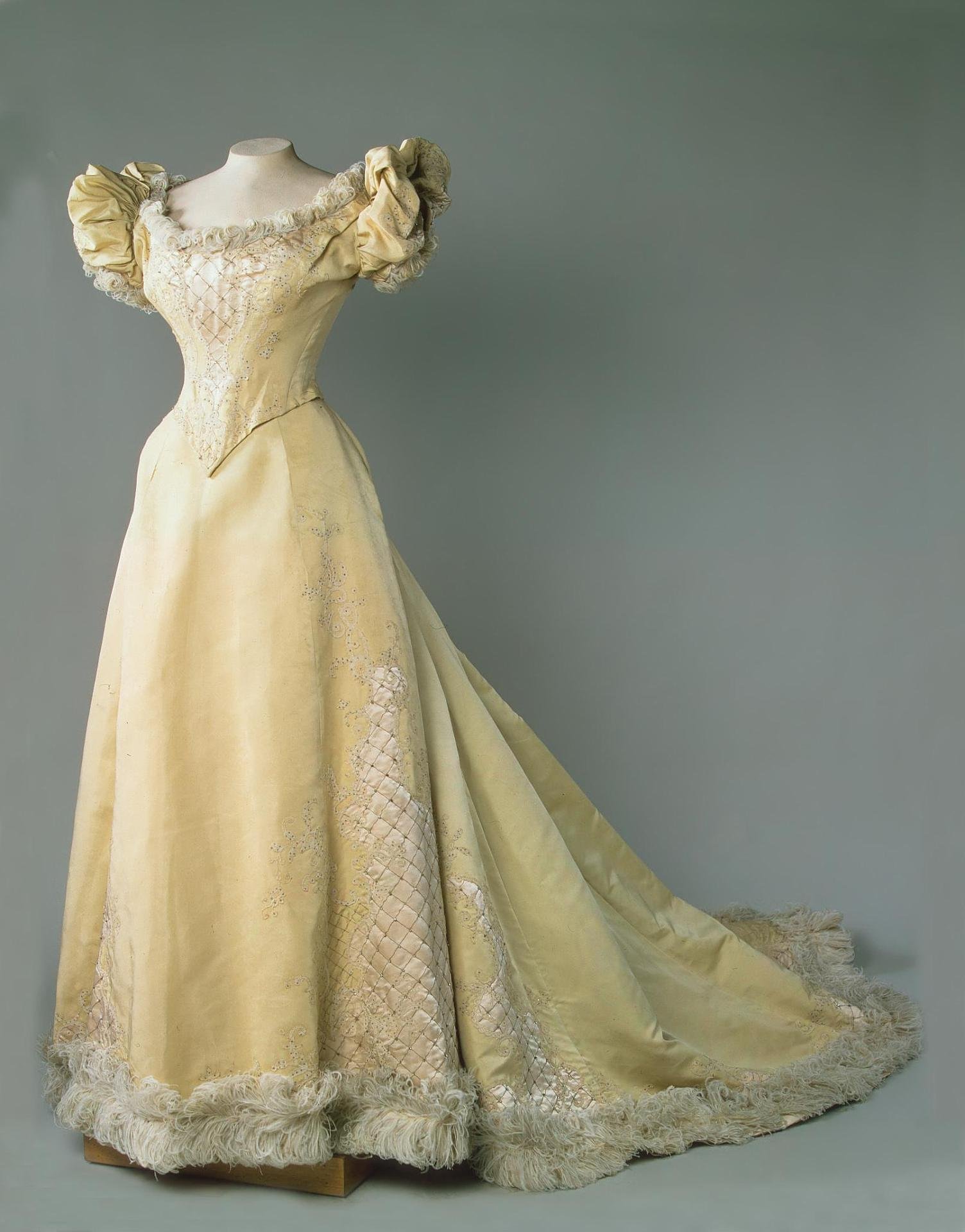 Аристократка 19 века в бальном платье