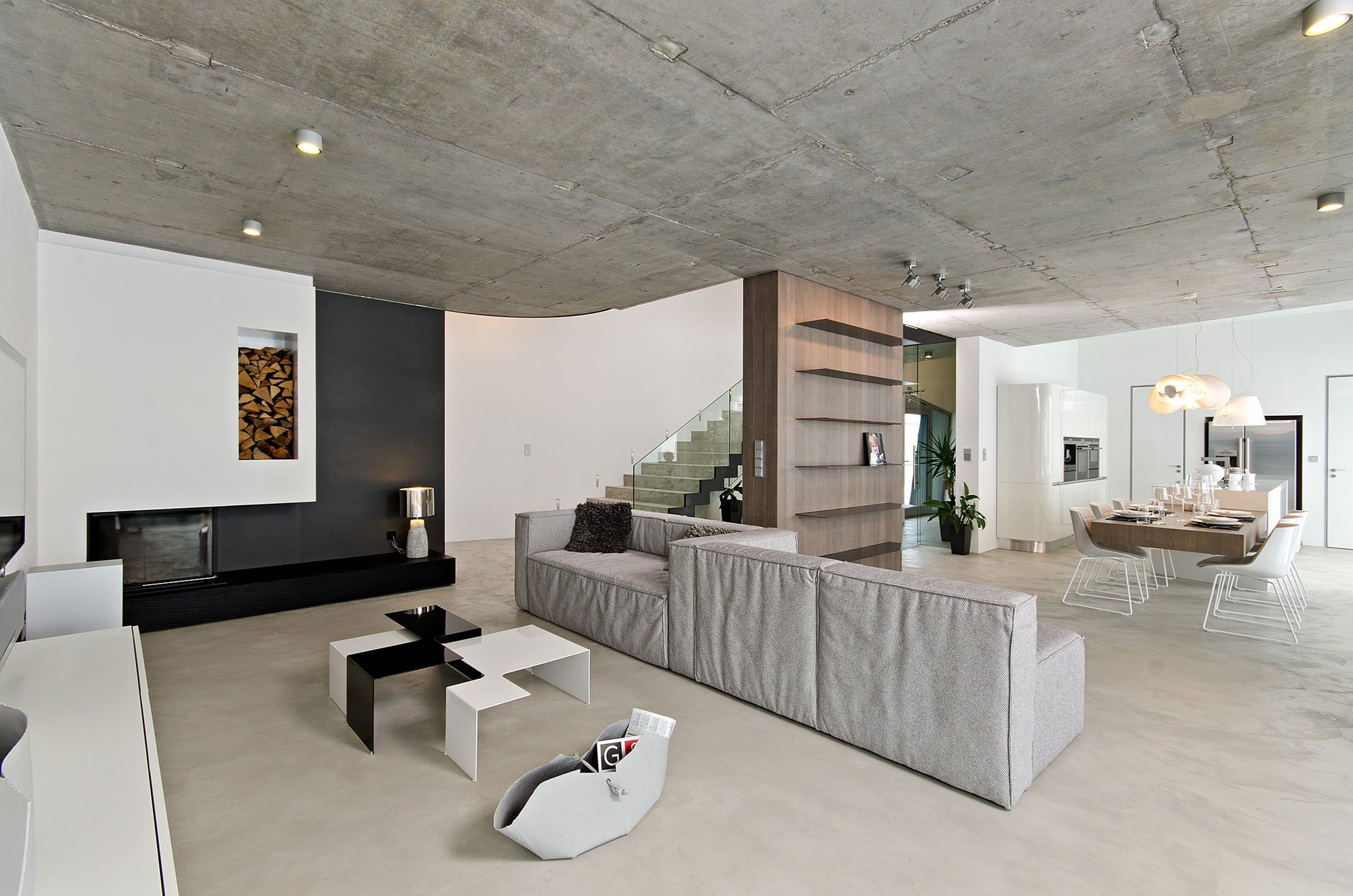 Мебель цвета бетон в интерьере гостиной фото