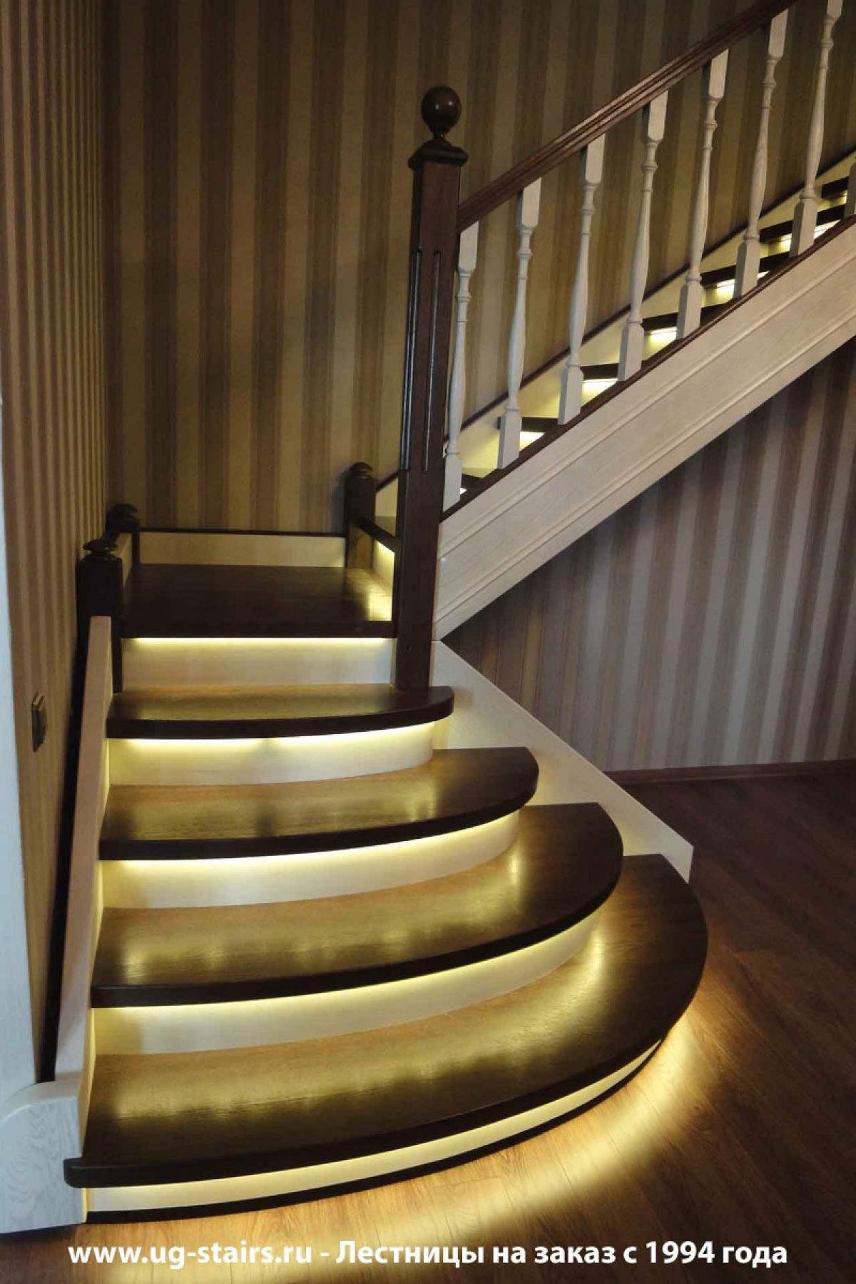Лестница полукругом. Красивые деревянные лестницы. Подсветка лестницы. Деревянные ступеньки. Лестница в доме.