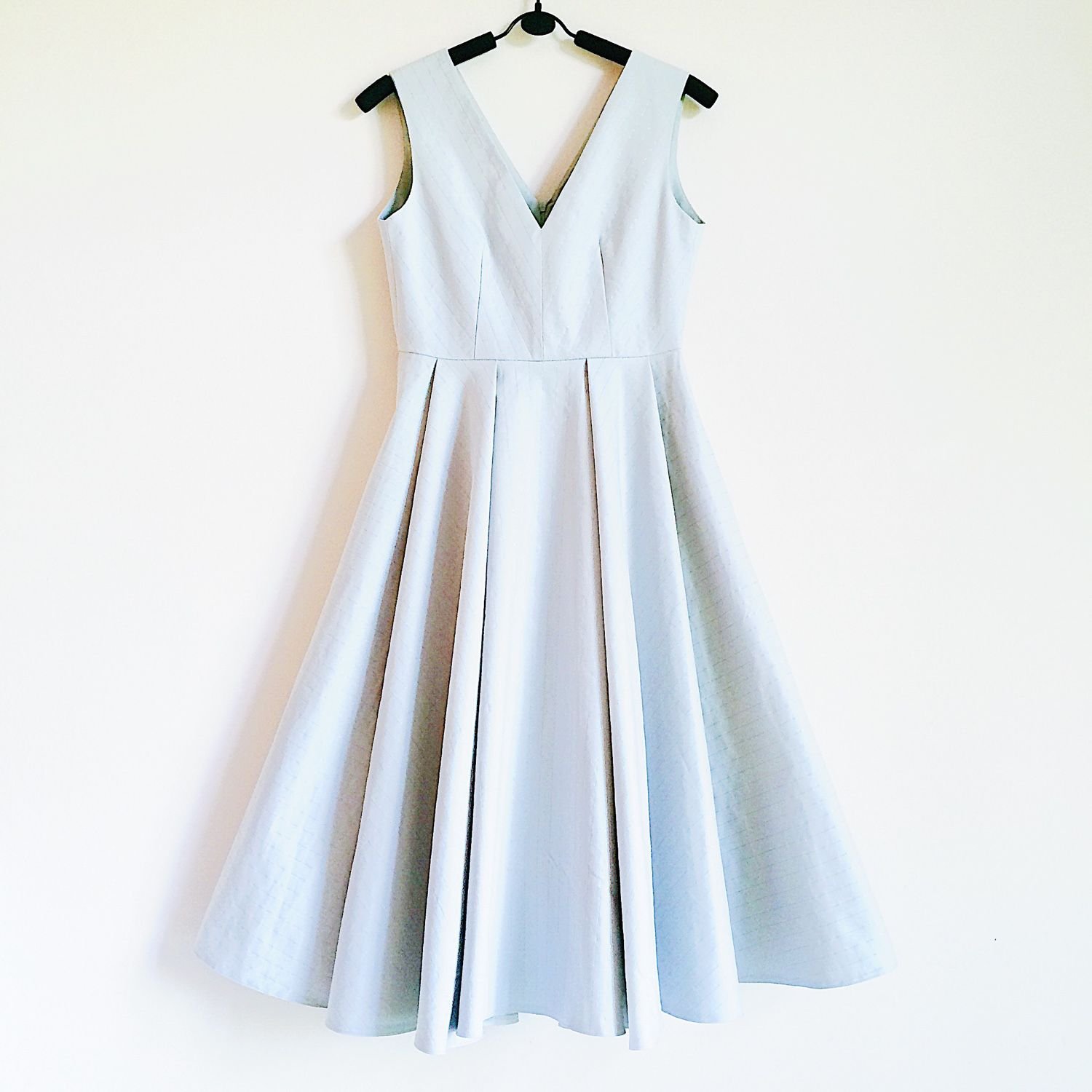 Платье на заказ пошив. Сшить платье. Белое платье на вешалке. Платье на пошив фасон. Фасоны платьев для шитья.
