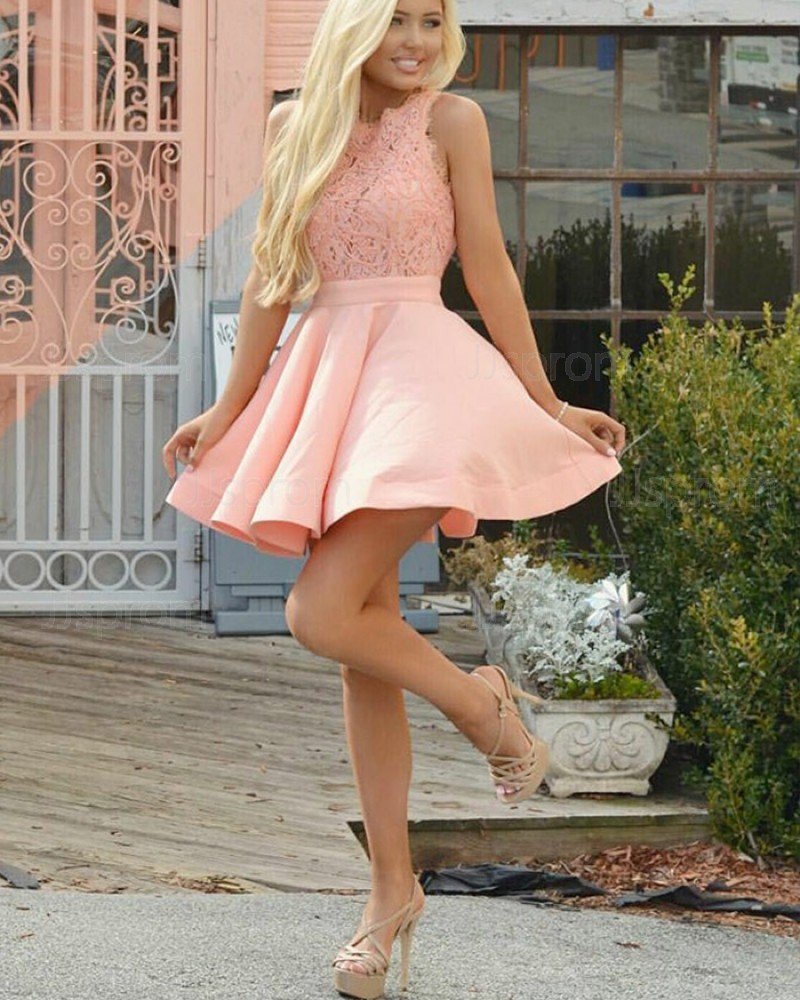 Блондинка в розовом платье сзади