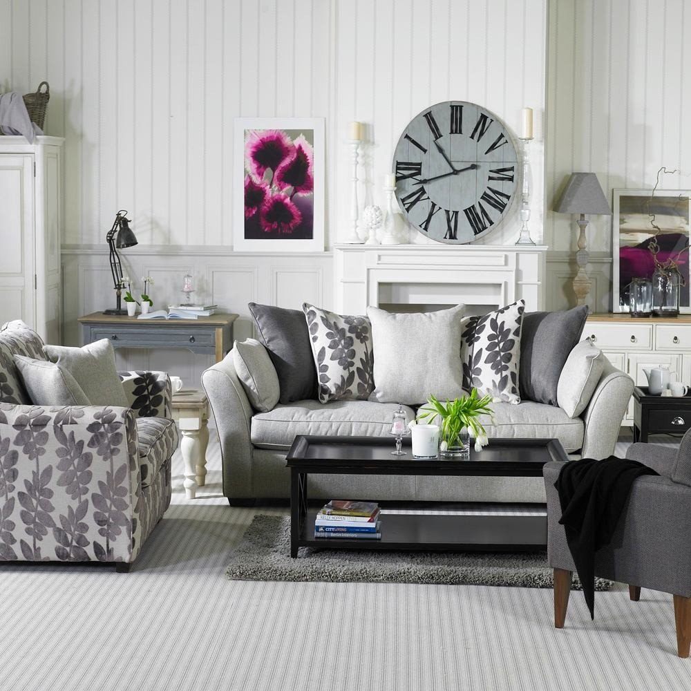 Серый декор. Декор гостиной бело серый. Декор гостиной в сером цвете. Декор гостиной в интерьере серого цвета. Серая мебель в интерьере гостиной.