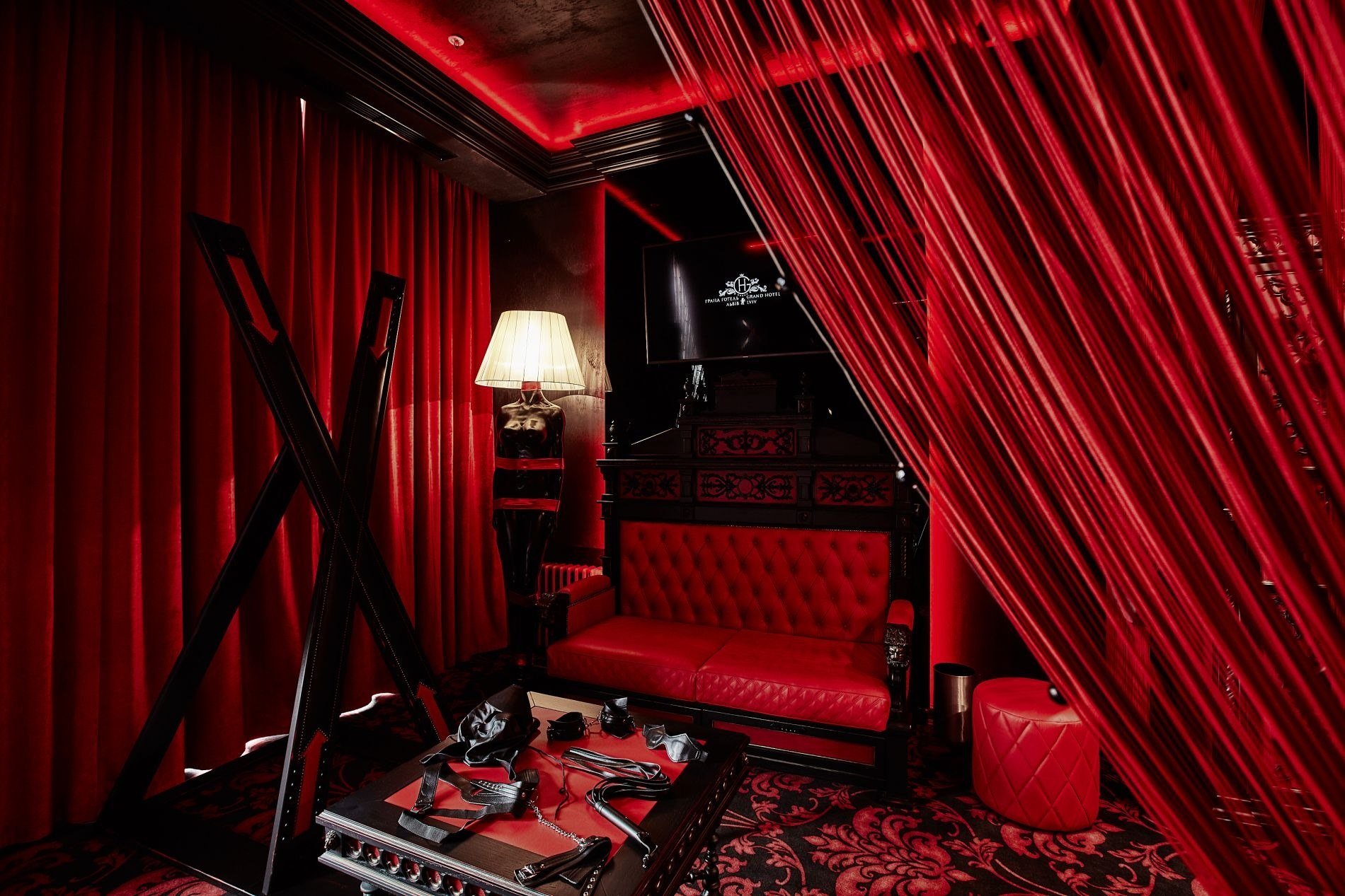 Красный сходить. Ред рум 50 оттенков. Комната мистера Грея Подушкин. Комната в черно Красном стиле. Красная комната.