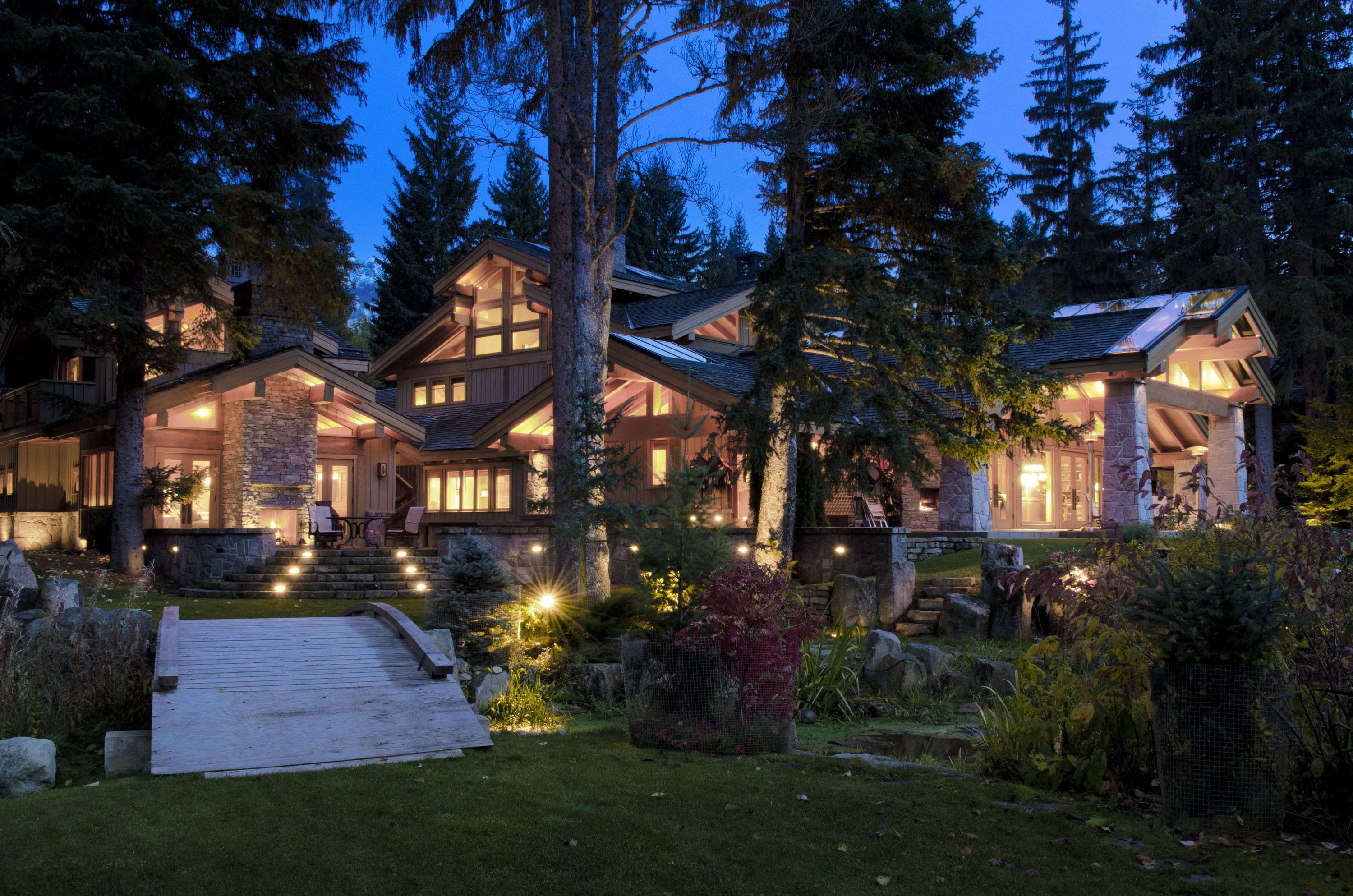 Чистый уютный большой дом. Дом Вистлер Канада. Архитектура Уистлер, Канада. Резиденция Фрейзера Канада. Резиденция Орлиное гнездо Калифорния.