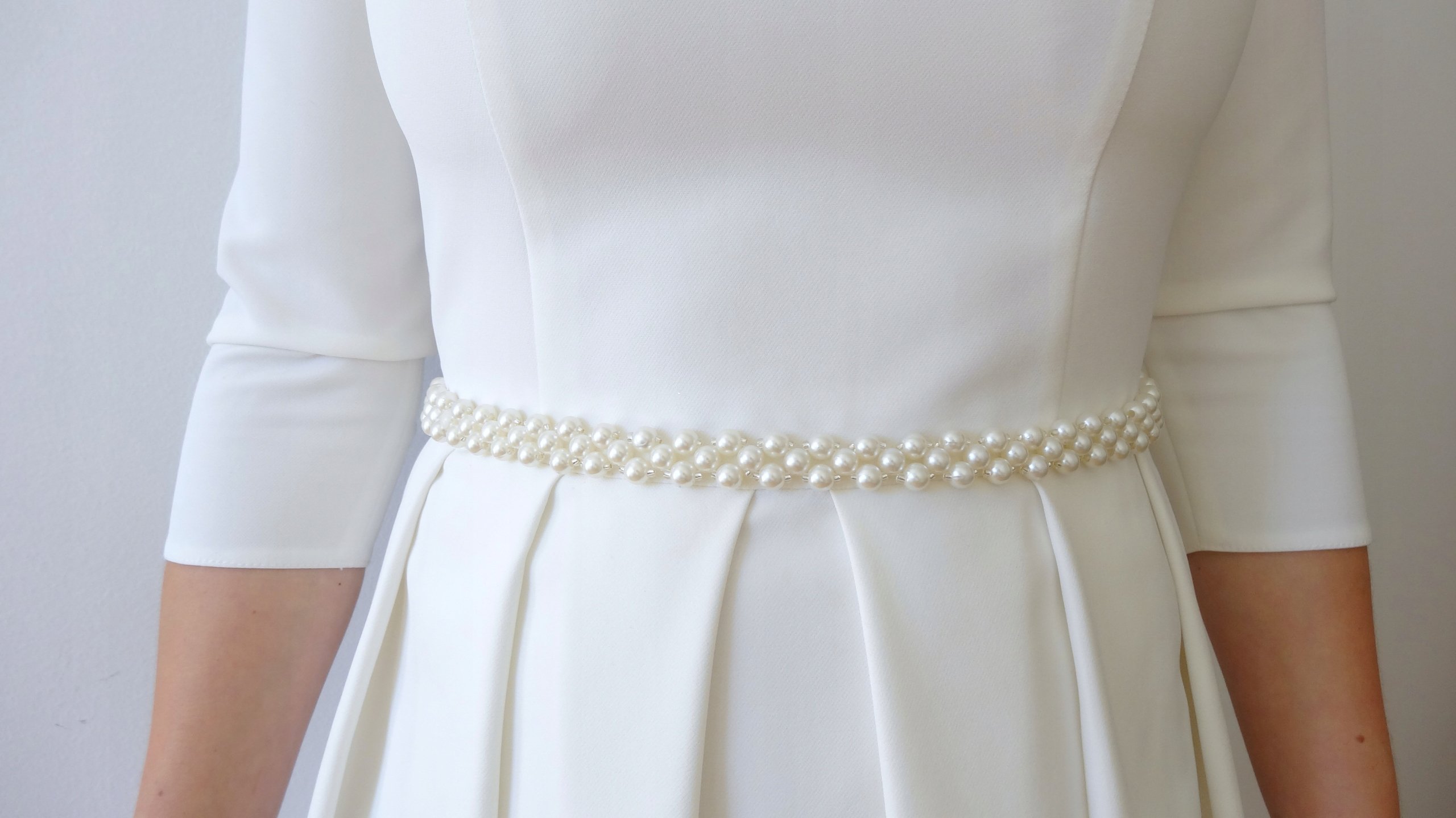 Платье с белым ремнем