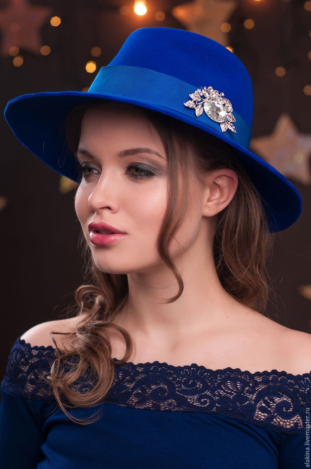 Шляпа синего цвета. Синяя шляпа. Девушка в синей шляпе. Шляпа женская. Голубая шляпка.