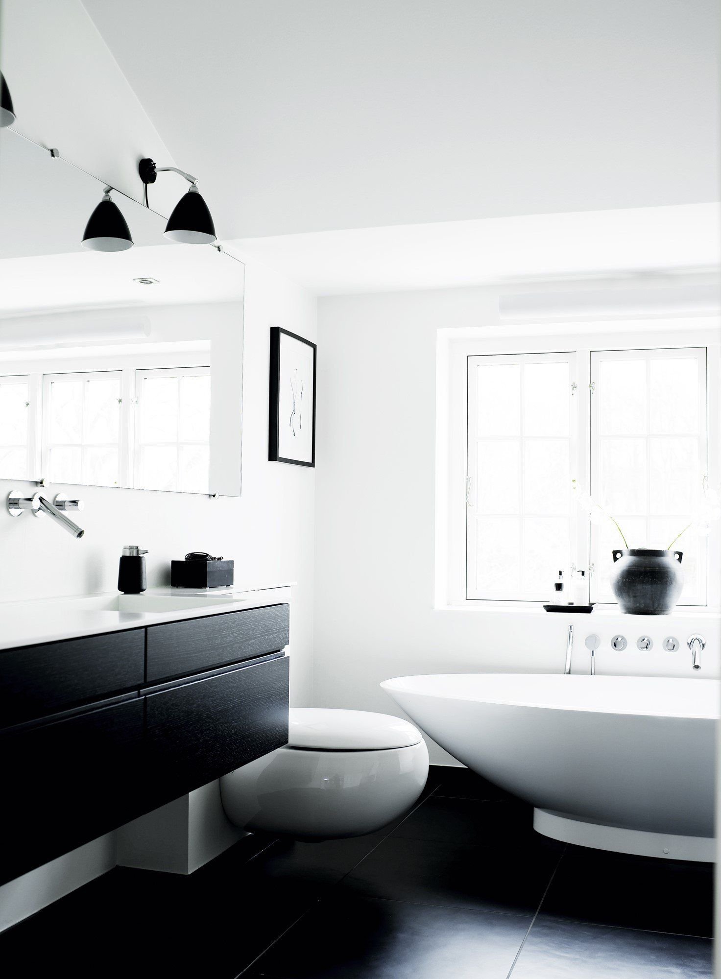 Черно белый цвет в ванной. Черно белая ванная. Бело черная ванная. Черно белые Ванные комнаты. Черно белый интерьер ванной.