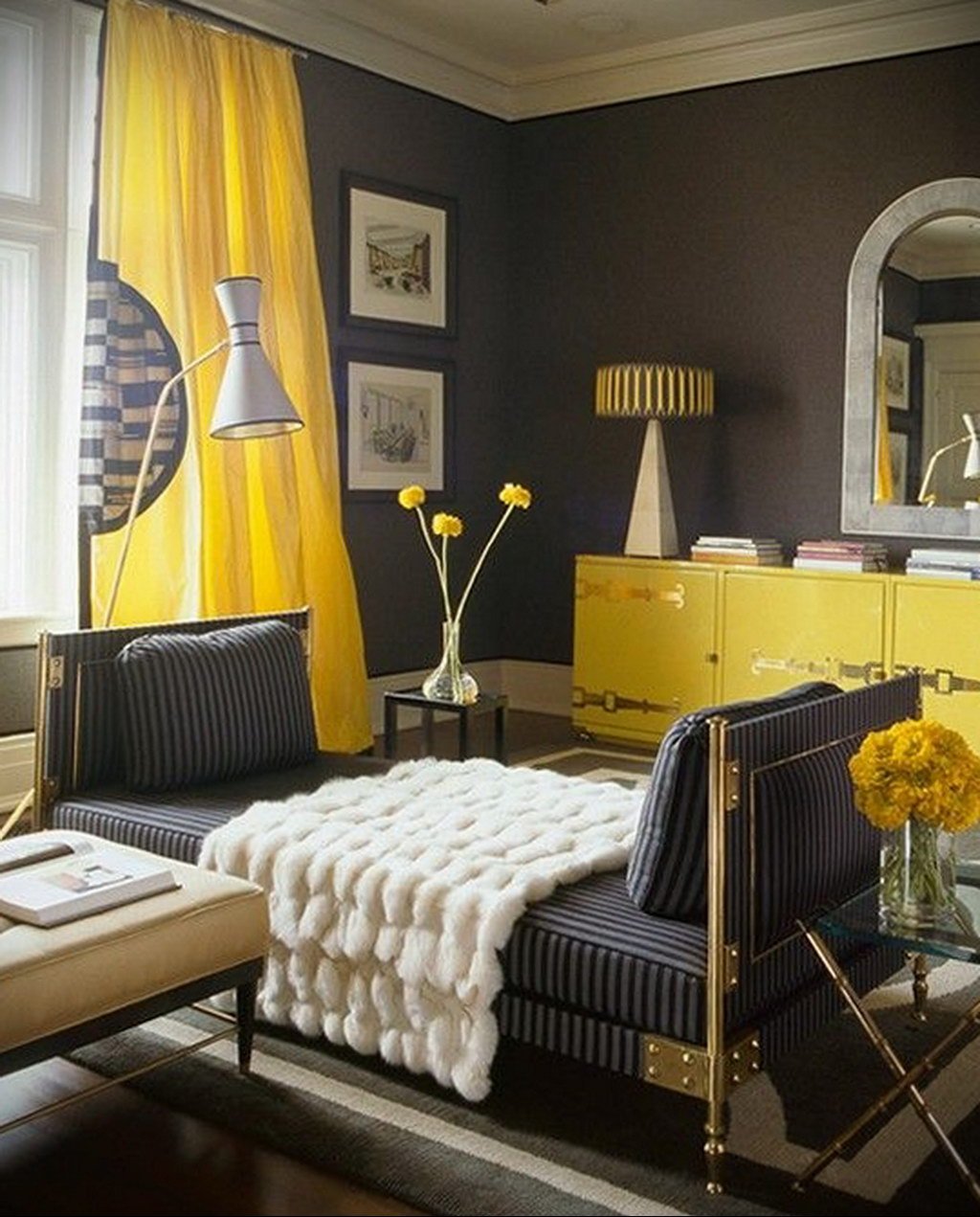желтая гостиная с темной мебелью