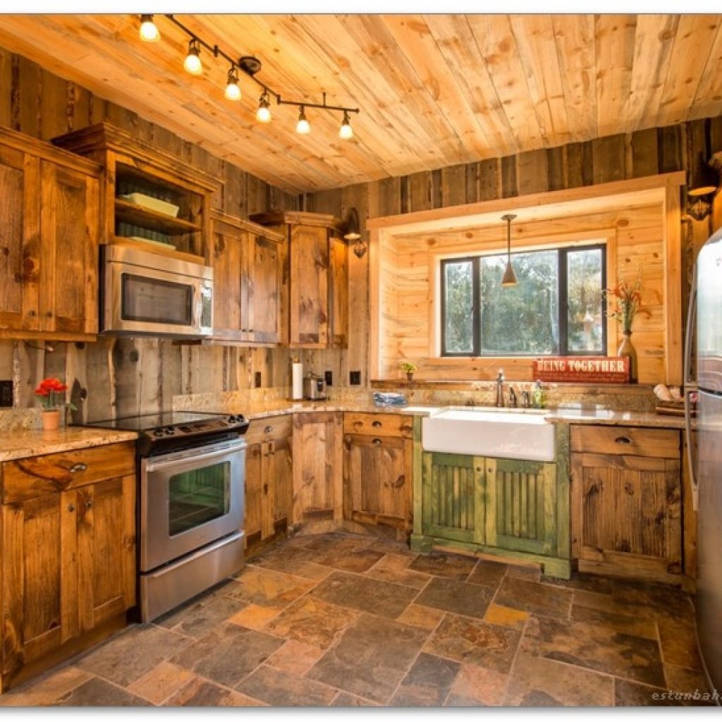 Кухня деревянная ремонт. Деревянная кухня в деревянном доме. Кухня обшитая вагонкой. Отделка кухни под дерево. Отделка кухни вагонкой.