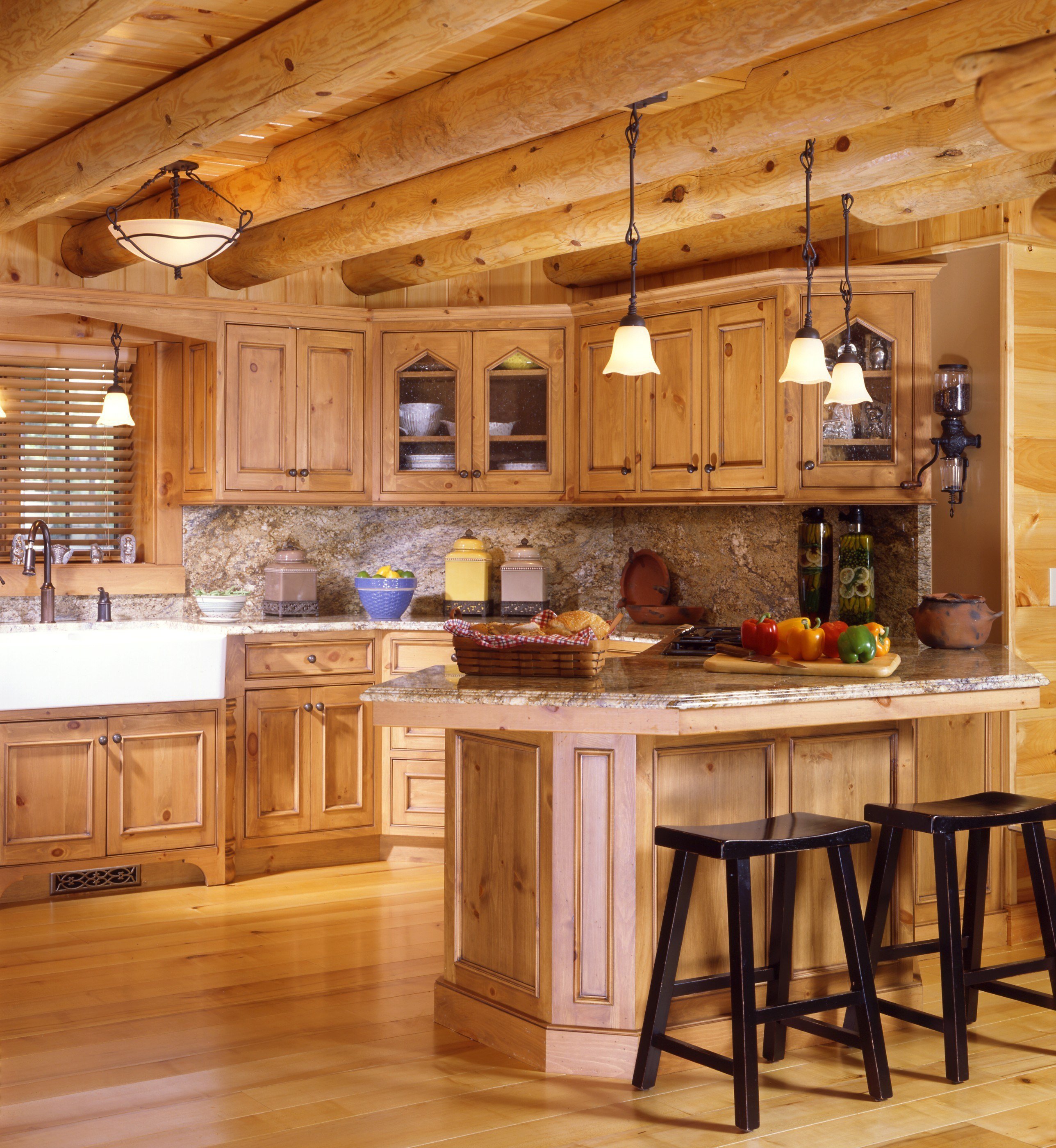 Кухни хорошие деревянные. Кухня в деревянном доме. Кухни в деревянноммдоме. Кухня в деревянном стиле. Красивая кухня в деревянном доме.