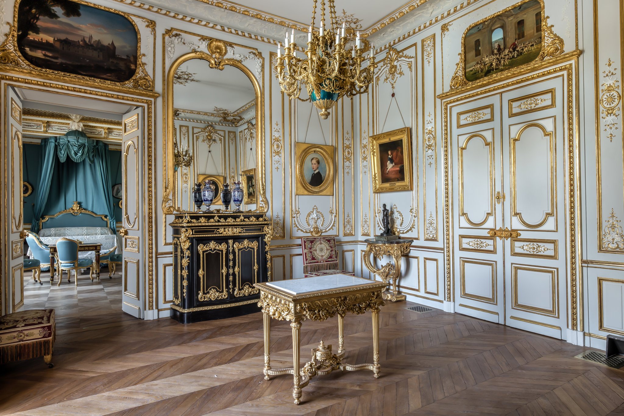 Рококо классицизм. Версальский дворец Версаль Барокко. Барокко интерьеры Версальского дворца. Версальский дворец рококо. Версальский дворец Версаль стиль рококо.