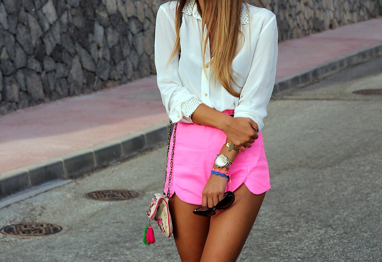 Девочка в розовой юбке