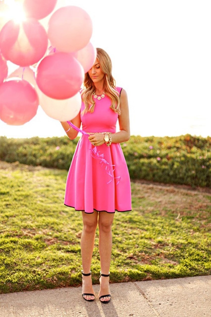 Красивая девушка в розовом платье