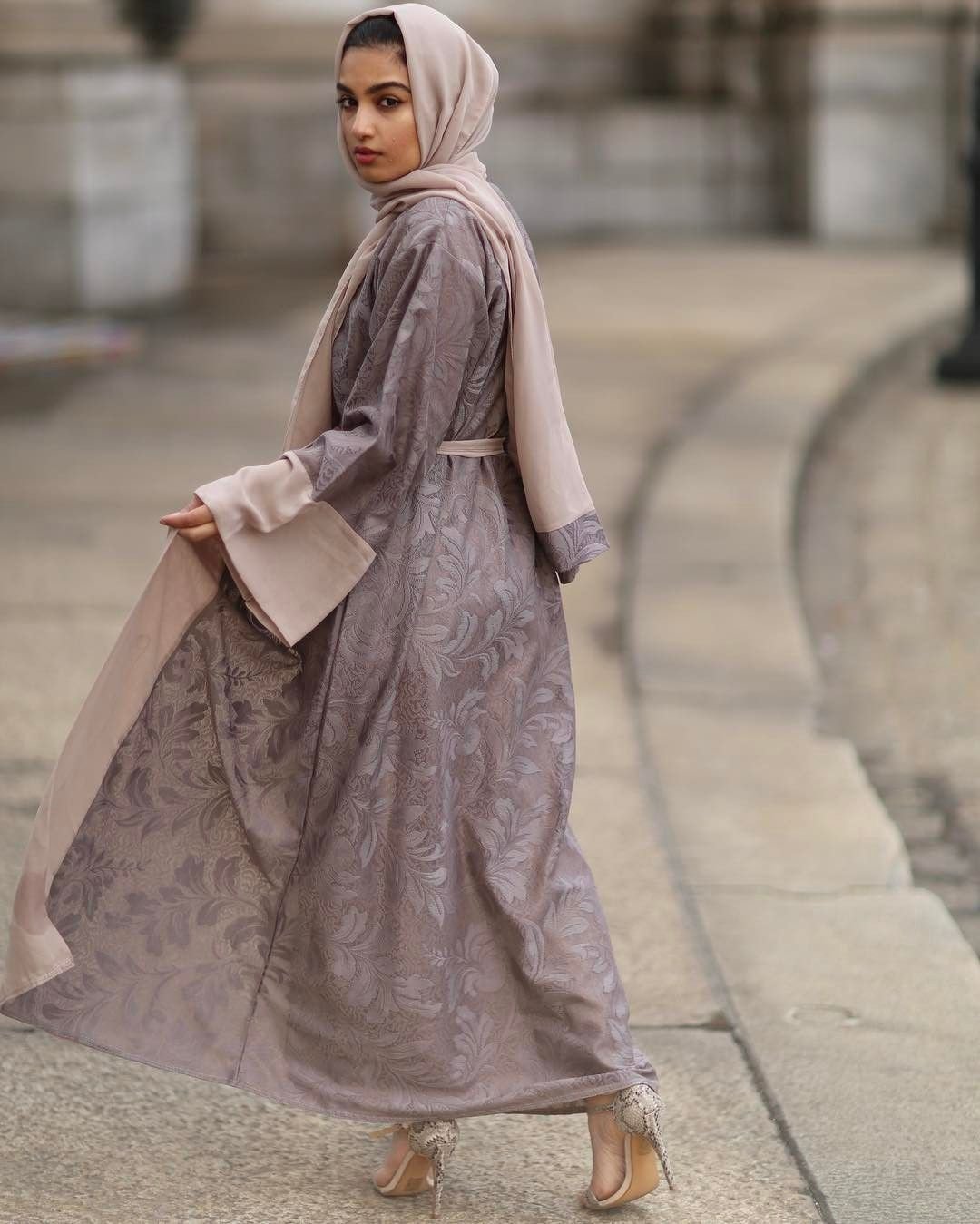 Модная мусульманская. Абая хиджаб 2021. Дубайский Абая фасон. Мусульманские одежда Hayat 2020 Абая.