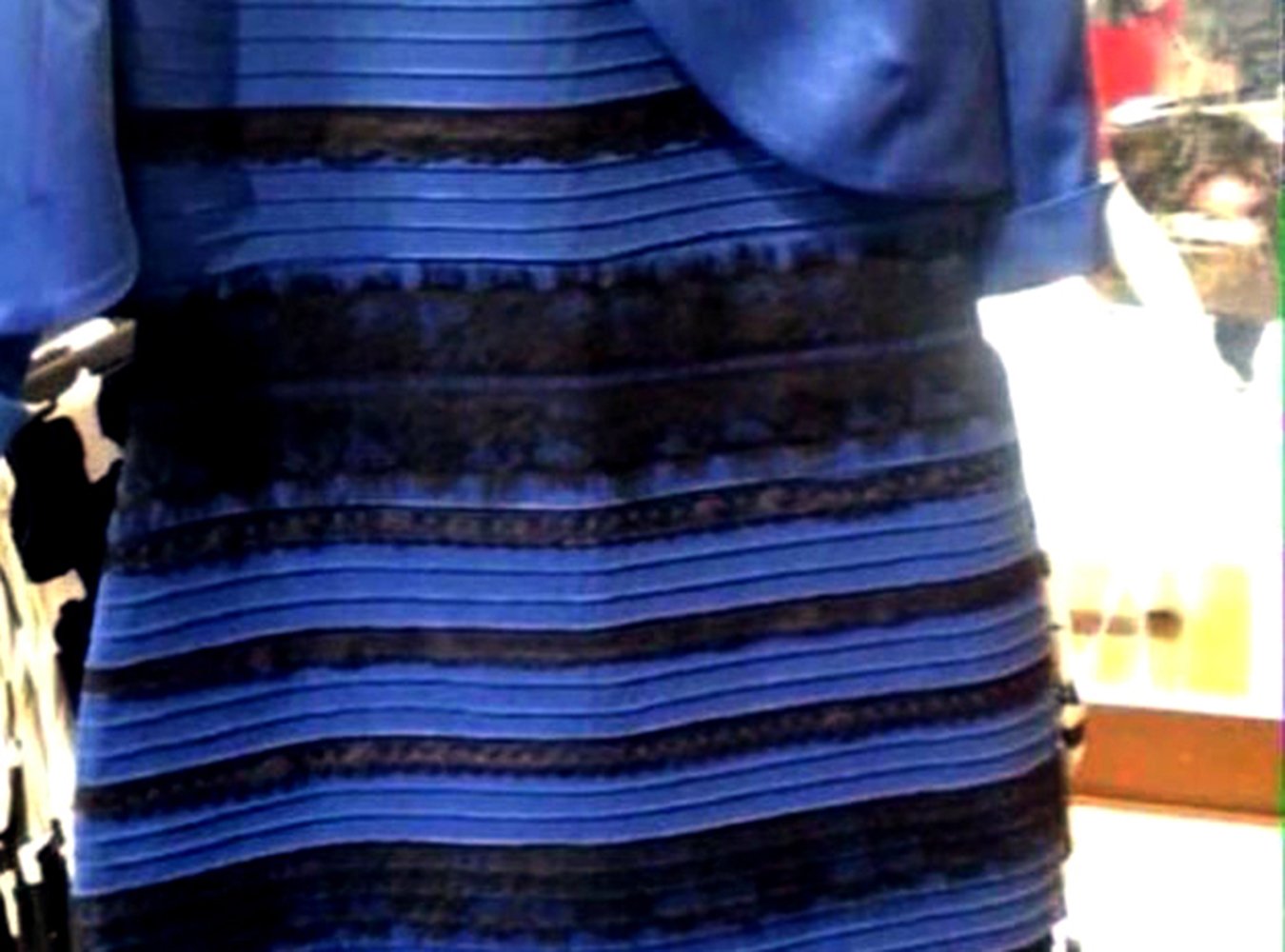 Какого цвета платье сине черное бело золотое платье