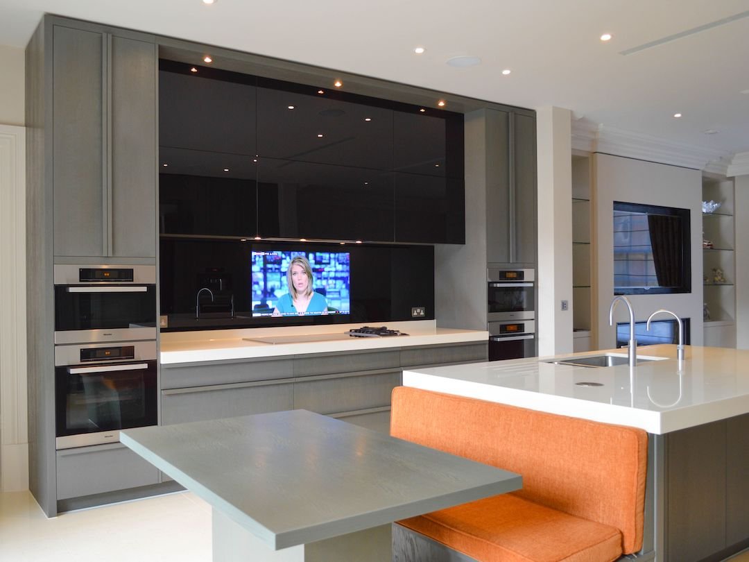 Встраиваемые кухонные телевизоры. Телевизор встроенный в кухню. Встроенный телевизор в кухонный. Телевизор на кухне. Подвесной телевизор на кухню.