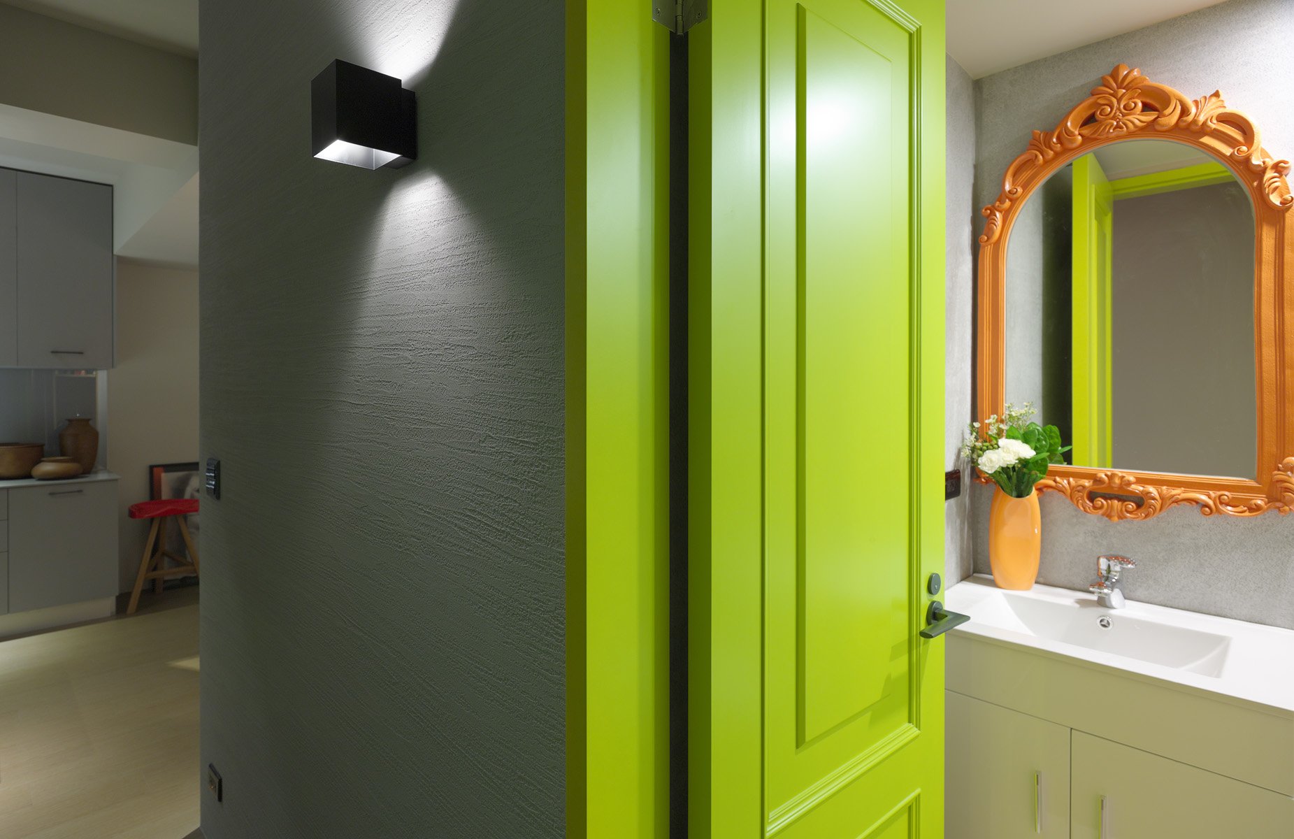 Как красиво покрасить дверь. Цветные двери в интерьере. Зеленые двери в интерьере. Цветные межкомнатные двери в интерьере. Яркие двери.